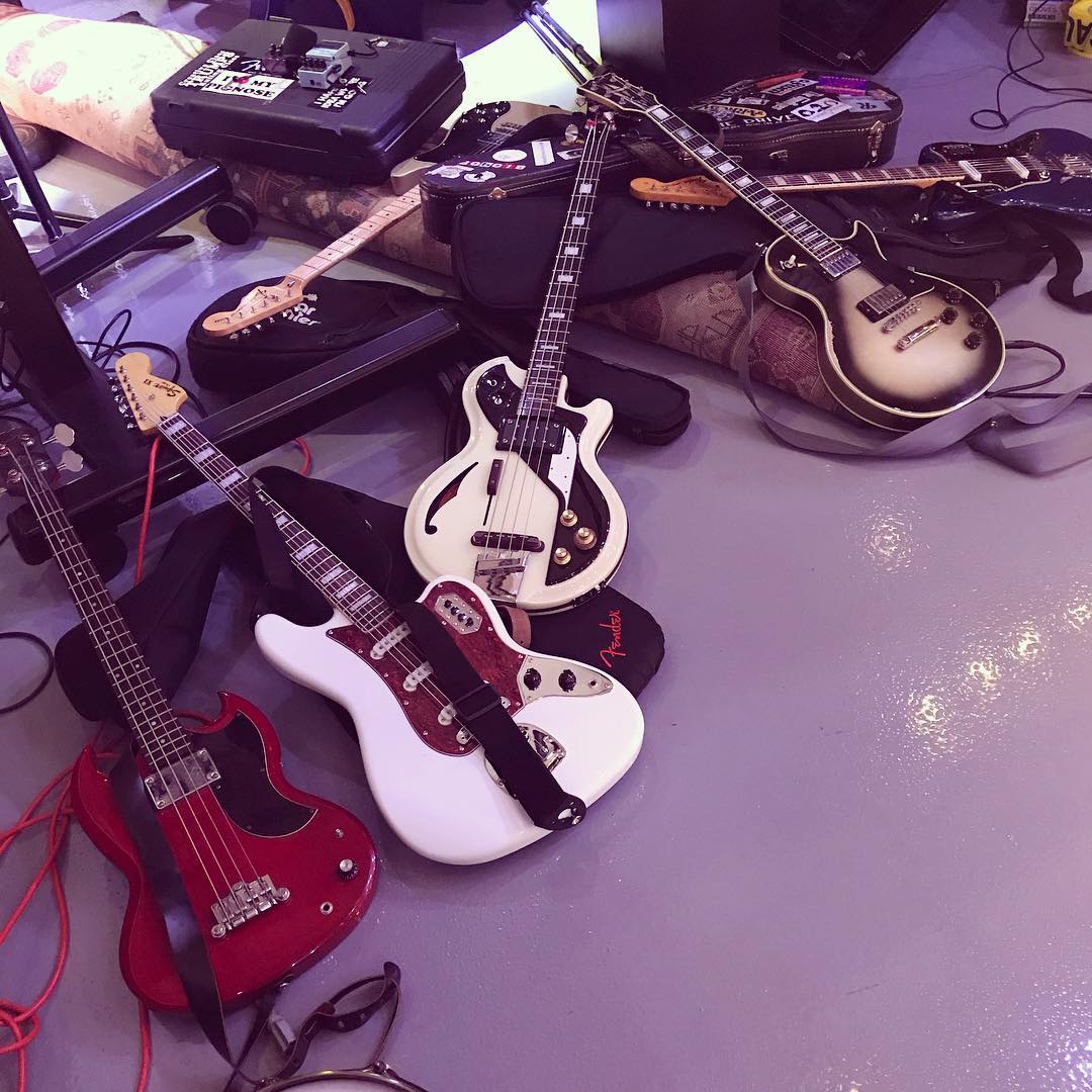 Tools. Not us, the guitars. •
#aliendrag #indierock #noisepop #americanunderground #rockandroll #wecomeinpeace #alienlivesmatter #bostonmusic #northshoremusic #rocknroll #dontbeadrag #salem #salemma #salemmassachusetts #luckytrousers #lespaulcustom #squierbass #fenderjaguar #fenderbassvi #silverburst #italia #telecasterdeluxe #gibsonbass #studio