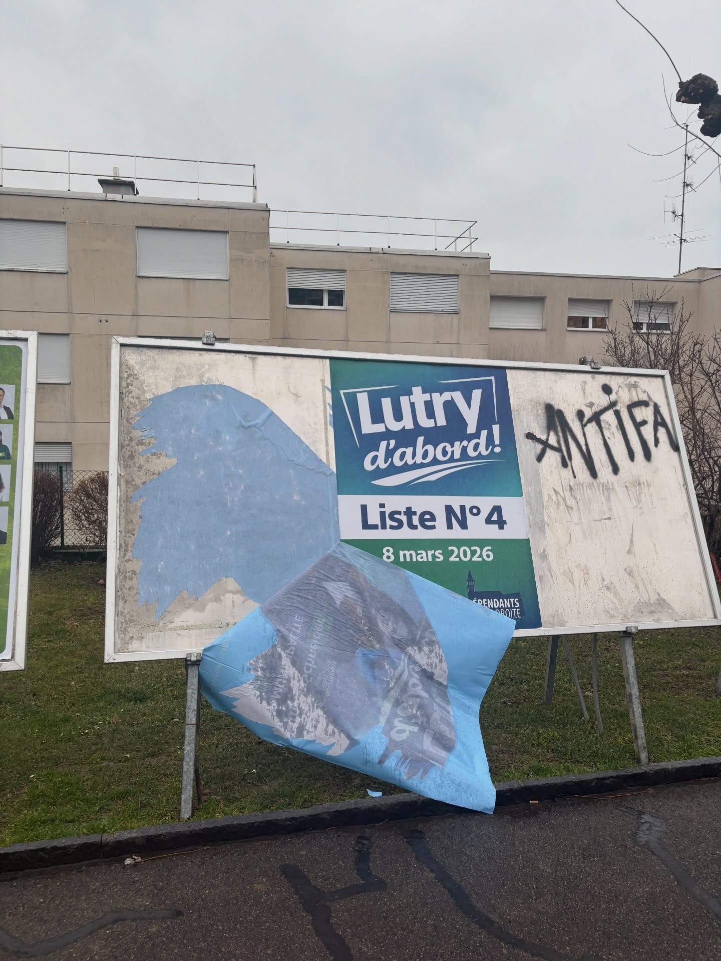 Nos affiches ont une nouvelle fois été vandalisées.
C’est la deuxième fois en moins d’une semaine que du matériel électoral est dégradé.
Ces actes sont inacceptables. Ils portent atteinte non seulement à notre groupe, mais surtout aux fondements de la démocratie : la liberté d’expression, le pluralisme et le droit, pour chacune et chacun, de défendre ses idées.
Notre groupe est composé de femmes et d’hommes engagés, respectueux des institutions et du débat démocratique. Nous continuerons à faire campagne avec détermination et dans le respect.
👉 Votons UDC et indépendants de droite pour défendre la démocratie
👉 Votons UDC et indépendants de droite pour protéger la liberté d’opinion
👉 Votons UDC et indépendants de droite pour que les actes de vandalisme soient poursuivis et sanctionnés
#LutryDabord #StopVandalisme #RespectDeLaDémocratie #UDC #engagement