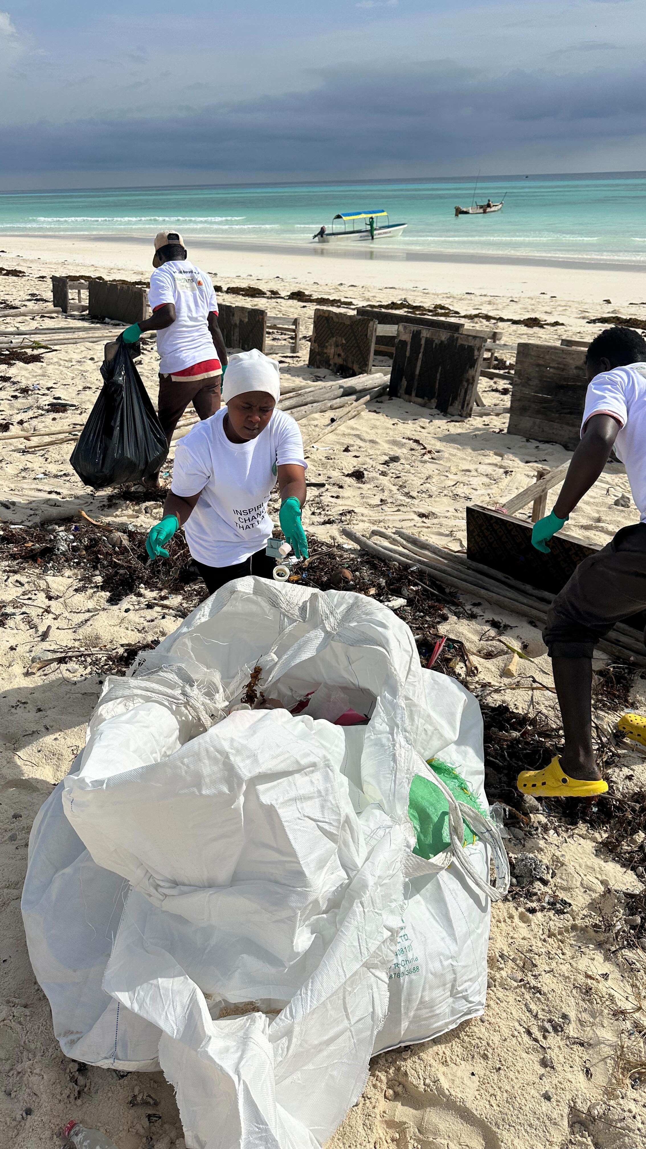 ZEHO goes Matemwe 🌊♻️
Together with the team of @grandtours_zanzibar and @seabreeze_kiteschool , we joined forces with our ZEHO crew and the local community for a beach cleanup in Matemwe.
After lunch, @salmin_muhidin led a powerful education session connecting waste, health and responsibility.
And the best part?
The community wants to continue.
Next week: round two, initiated by the Sheha and local leaders.
From cleanup to consciousness💚
Pole pole. Step by step. 🌱