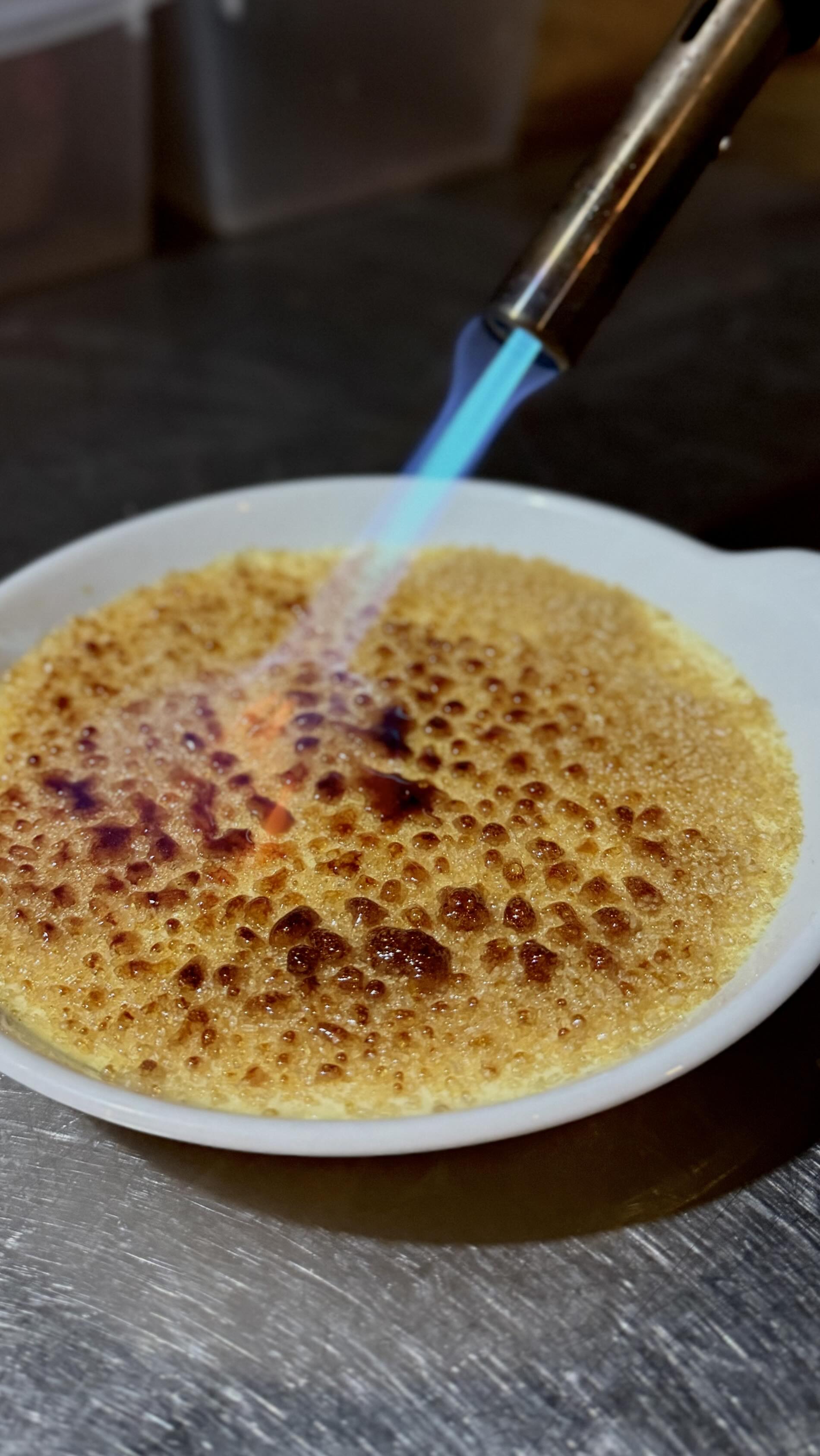Crac… vous entendez ce bonheur ? 🥄
Notre crème brûlée façon Piccolo, à la croûte bien caramélisée et au cœur fondant, encore meilleure accompagnée d’une coupe de champagne ou de notre Moscato d’Asti pour la touche pétillante 🍾
Alors, plutôt champagne ou Moscato pour accompagner la vôtre ? 🥂
🍽 Cuisine familiale
📍 434 Rte de Toulouse, Bègles
⏱ Ouvert du mardi au vendredi midi et soir
le samedi uniquement le midi
L’abus d’alcool est dangereux pour la santé. À consommer avec modération.
#Begles #quoifaireabordeaux
#reelsrestaurant
#Piccolo #piccolorestaurant