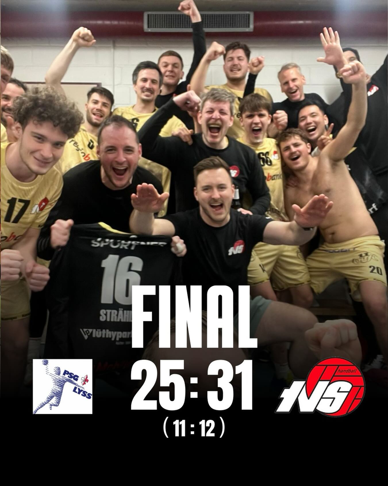 🔥Derbysieg im Seeland! 🔥
Der TV Solothurn gewinnt das gestrige Auswärtsspiel gegen die PSG Lyss mit 31:25 – und das vor einer gut gefüllten Halle in Lyss. 🔥
Die Partie begann aus Solothurner Sicht alles andere als optimal: Nach gut zehn Minuten lag der TVS bereits mit 5:0 im Hintertreffen. Doch die Ambassadoren zeigten Moral, kämpften sich Tor um Tor zurück ins Spiel und drehten die Partie noch vor der Pause, sodass es mit einer knappen Führung in die Halbzeit ging.
In der zweiten Halbzeit übernahm der TV Solothurn zunehmend die Kontrolle. Mit einer stabileren Defensive und konsequenterem Angriffsspiel setzte sich der TVS Schritt für Schritt ab und brachte den Vorsprung in der Schlussphase souverän über die Zeit.
Dank dieses Derbyerfolgs konnte der TV Solothurn wichtige Punkte sammeln und baute das Polster auf die Abstiegsplätze weiter aus. 💪🔴⚪