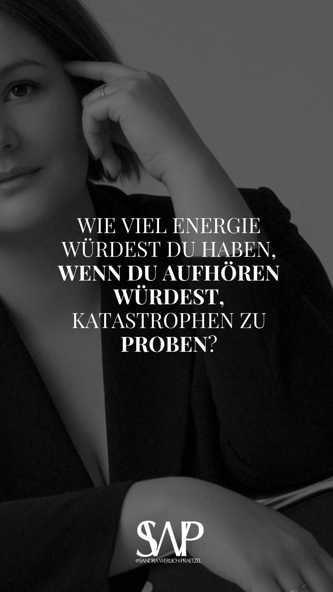 Weißt du, womit Menschen unfassbar viel Lebensenergie verschwenden?
Mit Dingen, die noch gar nicht passiert sind.
Wir denken über Gespräche nach, die noch niemand geführt hat.
Wir fürchten Diagnosen, die noch niemand gestellt hat.
Wir malen uns Katastrophen aus, die noch nicht mal begonnen haben.
Und während wir da sitzen… passiert gerade das Leben.
Ohne uns.
#echtemamas #reallife #angstüberwinden #wahrheit #frauenmentoring