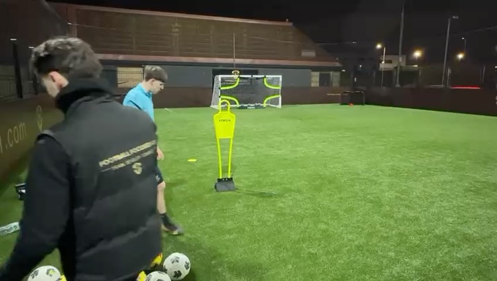 Good to have @stjohnstoneofficial U17s player Tyler in sharpening up his skills with coach Harvey 💯
Looking forward to Sundays session again with @coach_jonywills ✅
#footballfocused121 #football #1-2-1coaching