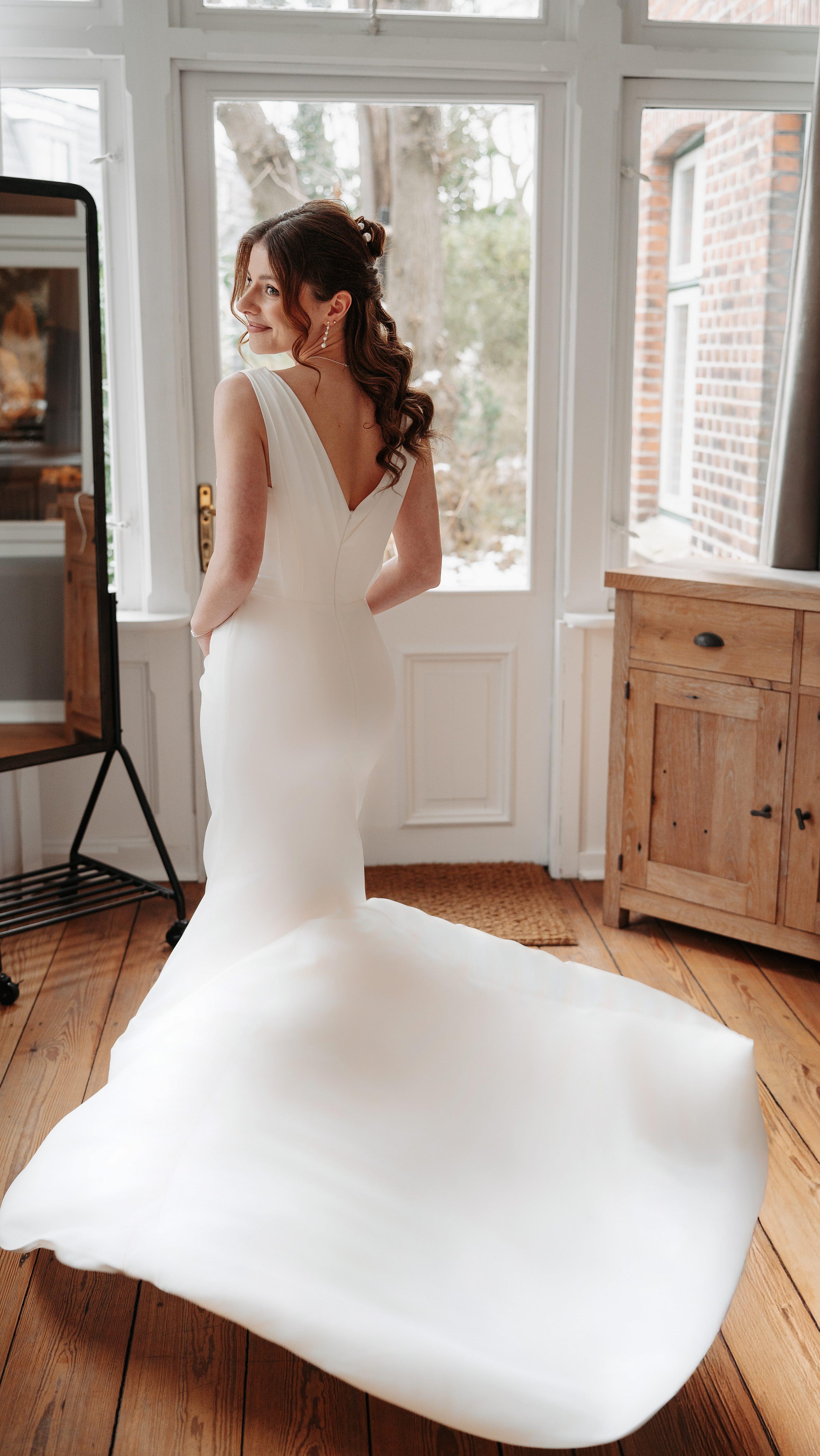 Noch immer tief berührt von den kostbaren Momenten unseres letzten Shootings.
Manchmal braucht es nicht viel. Nur die richtigen Menschen zur richtigen Zeit am richtigen Ort. Dort entstehen Augenblicke voller Herz, natürlicher Ästhetik und einer Liebe, die man nicht inszenieren kann.
#hochzeitsfotografhamburg
#weddingphotographerhamburg
#hochzeitsfotografie
#weddingphotography
#editorialfotografie
Konzept/ Planung: @foreverafter.wedding
Mitorganisatoren: @jaronkwast.photography, @sabrinas_perspektiven
Fotografie: @jaronkwast.photography ODER @sabrinas_perspektiven
Location: @hygge_hamburg @landhaus_flottbek
Floristik: @blumengraaf
Dekoration: @nellimeng.weddings
Papeterie: @presso.studio
Brautschmuck: @sternenauge_official
Stylistin: @die_schoenmacherin_anett_jones
Models: @pia.portfolio @sammyaliev
Brautmode: @dearbride.de
Tiramisu: @tiramisubar.hh