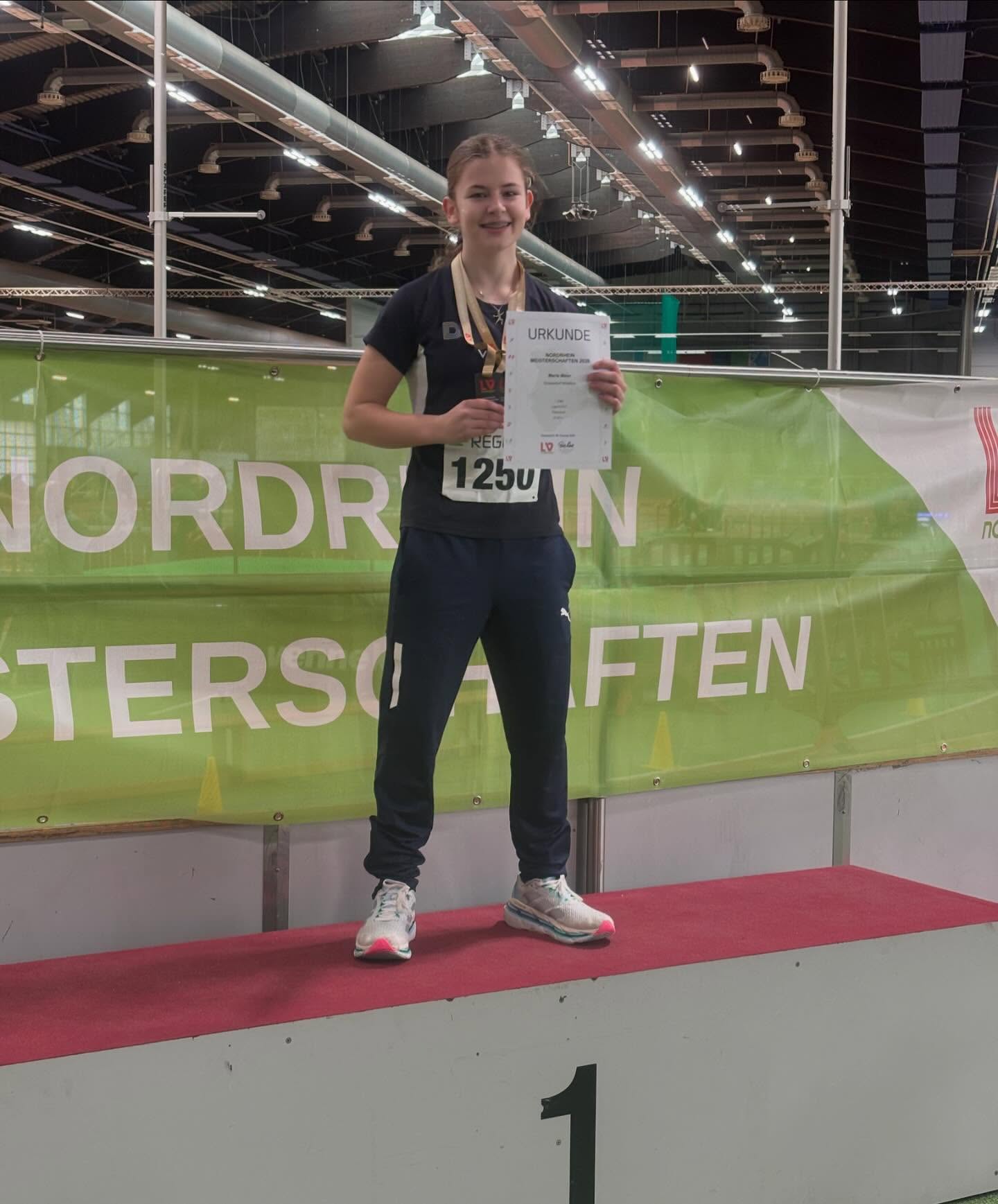 Was für ein starkes Wochenende bei der Landesmeisterschaft U16/U14 am 07. & 08.02.
Marie Meier zeigt eindrucksvoll, was in ihr steckt:
2× Landesmeisterin
2× Gold
2× neue persönliche Bestleistungen
2× DM-Norm erfüllt
🥇 Gold im Speerwurf – inklusive DM-Norm
🥇 Gold im Diskuswurf mit einer neuen Bestleistung von 37,65 m – und damit Spitze der deutschen Bestenliste in ihrer Altersklasse 🔥
Auch im Kugelstoßen überzeugt Marie: Platz 5 mit einer neuen persönlichen Bestleistung von 11,04 m 💪
Zwei Titel, zwei Bestleistungen, zwei DM-Normen – ein rundum erfolgreiches Meisterschaftswochenende! 🚀
Herzlichen Glückwunsch, Marie!
#fasterhigherfurthertogether #germanyathletics #diskuswurf #speerwurf #kugelstoßen #sportstadtduesseldorf