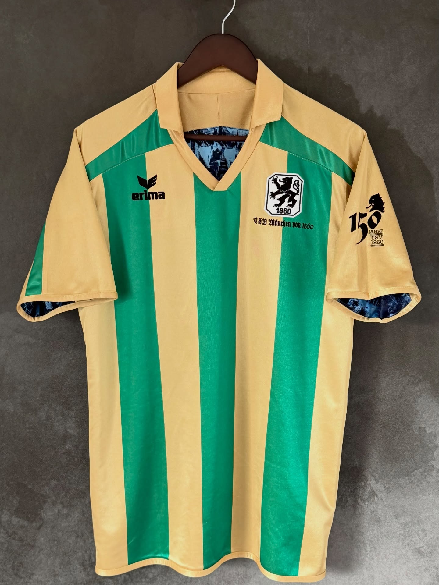 TSV 1860 München 150 Year Anniversary jersey by @erima.sportswear
An incredible reversible jersey!
Gold and green one one side, celebrating the heritage of Oktoberfest
On the otherwise.. the more traditional blue, features an incredible collage of iconic moments through the clubs history
Embroidered crests on both sides is really cool.. if not a tad uncomfortable
I think it’s a really cool jersey, I actually prefer the blue side as it just feels more sechzig
I have a complaint though.. 1860 is not actually the year that the football club was founded but the year the sports club was founded, the. Turn and Sport Verein (TSV) was founded 1860 but the football club was founded 1899
The iconic Grünwalder stadium was built in 1911 and has been their home for most of the clubs life
Overall shirt rating.. 8.5/10
How do you rate it?
#1860 #münchen #anniversary #bayern #trikot