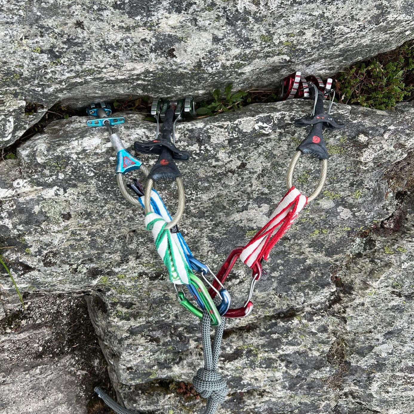 Show a pic of a sling belay and some people will lose it because apparently knots in slings are going to kill us all. Spoiler, appropriately knotted slings won’t kill us.
Show a pic of a rope belay and apparently we’re all suddenly going to need to escape the system and need a PhD to understand what’s going on. Spoiler, they’re still escapable if you bother learning how and no you don’t need a PhD, they’re quite simple when you know how.
So I may as well show a pic of just clipping three cams together then people can’t complain, right?
😬😂😬😂😬😂
#nottextbook #canwork #cams #rockclimbing #tradisrad