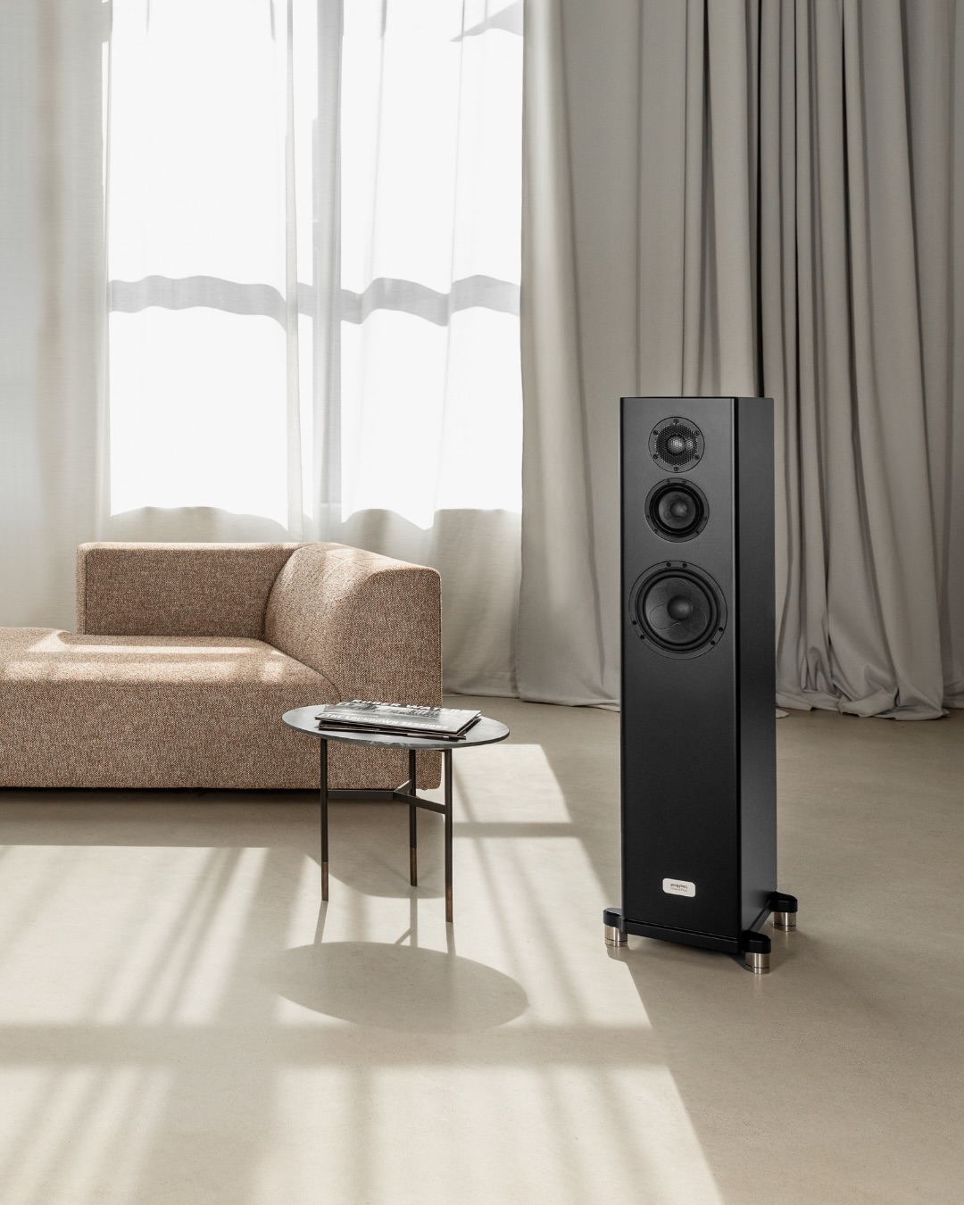 🎶 High-End Audio ist mehr als Technik.
Es ist Raum. Es ist Material.
Es ist Stille zwischen zwei Tönen 🎶
Und genau deshalb war die Frage
bei Auer Acoustics nicht:
Wie fotografiert man Lautsprecher?
Sondern: Wie macht man Klang sichtbar,
ohne visuell laut zu werden?
✨
High-End Audio wird oft wie Technik verkauft. Aber wenn Design wirklich ernst genommen wird, darf Technik nicht dominieren.
Sie selbst muss Teil der Architektur werden.
Teil des Raums.
Teil der Atmosphäre.
Genau da begann die eigentliche Herausforderung dieses Projekts.
Auer Acoustics wollte keine Produktbilder, die nur Technik zeigen, sondern eine visuelle Identität, die Haltung transportiert.
✨ Die Ruhe zeigt.
✨ Materialität spürbar macht.
Und damit beweist, dass High-End nicht schreit.
Also haben wir zwei Ebenen aufgebaut:
1️⃣ Cleane, präzise Produktshots.
Damit Form, Proportion und Verarbeitung für sich sprechen.
2️⃣ Und Raumaufnahmen, die zeigen, wie selbstverständlich sich die Lautsprecher einfügen.
Nicht dominant, sondern präsent.
Wie ein Möbelstück, das man bewusst auswählt.
Denn wenn ein Lautsprecher so gestaltet ist,
dass man ihn nicht kaschieren muss, sondern bewusst platziert, dann ist er kein Technikgerät mehr, sondern Teil der Raumgeschichte 😍
Genau das transportiert diese Bildwelt:
✨ Technik als Erlebnis.
✨ Design als Gefühl.
🎶 Und eine Marke, die versteht,
dass Ästhetik kein Add-on ist,
sondern Teil der Substanz!
Und vielleicht ist genau das auch mein Blick auf Markenfotografie:
Nicht „nur schöne Produktbilder“.
Sondern Bilder, die verstehen, dass selbst Technik Teil eines Raumkonzepts ist 😉
Wenn deine Marke mehr ist als ihr Produkt –
wenn sie Haltung, Architektur und Atmosphäre trägt –
dann lass uns genau das sichtbar machen.
Licht. Form. Atmosphäre.
Und die leise Geschichte dahinter.
📷
Ich bin Vicky – Interior & Brand Fotografin.
Meine Bilder zeigen nicht
nur Räume oder Produkte,
sondern die Wirkung dahinter:
Persönlichkeit, Designprozess
und das Gefühl, das deine Marke ausmacht.
Ich entwickle Bildwelten, die für dich sprechen, noch bevor du überhaupt ein Wort sagst.