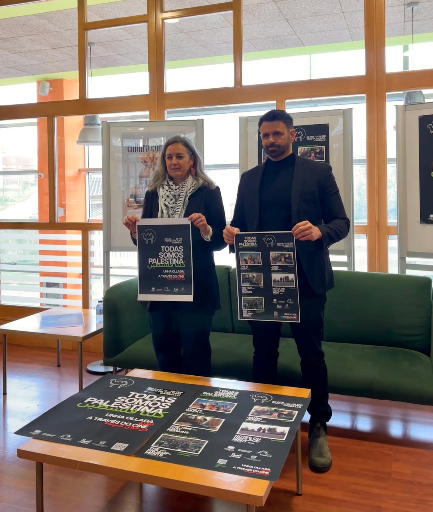 📸 A semana pasada presentabamos en @carballomola a novena edición de Amal en Ruta na capital de Bergantiños.
📌 🕑 Lembra que o cinema continúa todos os xoves deste mes de febreiro no Pazo da Cultura.
👉 Xoves 5 de febreiro | 20.00 | Pazo da Cultura. 'Janin Jenin'.
👉 Xoves 12 febreiro | 20.00 | Pazo da Cultura. ' The time that remains '.
👉 Xoves 19 febreiro | 20.00 | Pazo da Cultura. 'Notes on displacement'.
👉 Xoves 26 febreiro | 20.00 | Pazo da Cultura. 'The encampments'.
🎟️ Entrada de balde ata completar aforo.
E ti, acompáñasnos nesta viaxe? 🎬
#amal #concellodecarballo #fundaciónaraguaney #pontedeculturas #carballo #santiagodecompostela #galicia #cine #cinema #películas #documentales #documentais #film #movie #movies #cinematography