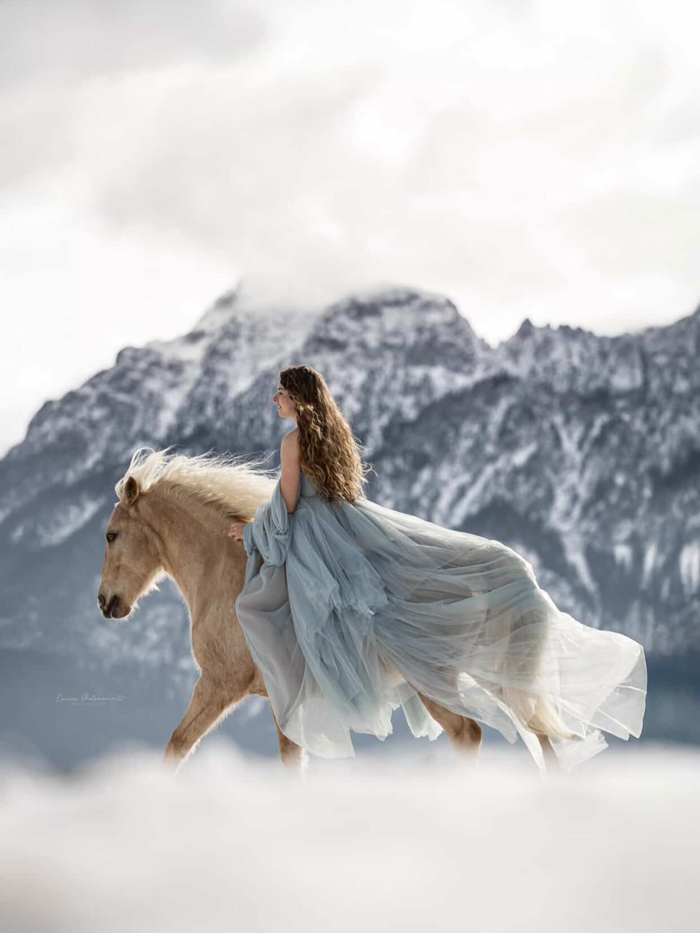 Auf die 26!!🩵🥳🙋🏼♀️
•
Schon wieder ein Jahr rum, aber ich freue mich unglaublich auf dieses Lebensjahr und was es für mich bereit hält.
Auf viele Momente die ich mir bewusst für mich nehme, neue Erfahrungen, eigene Ziele, Abenteuer und schöne Momente mit meinen liebsten Menschen und Tieren. 🤍
•
Ich bin dankbar für so vieles in meinem Leben und glaube fest daran dass sich dieses Jahr nicht nur viel verändert, sondern ein Jahr voller Wachstum sein wird. Altes loslassen und neues zulassen. 🩵
•
Danke @lauras.photomoments 🙏🏻