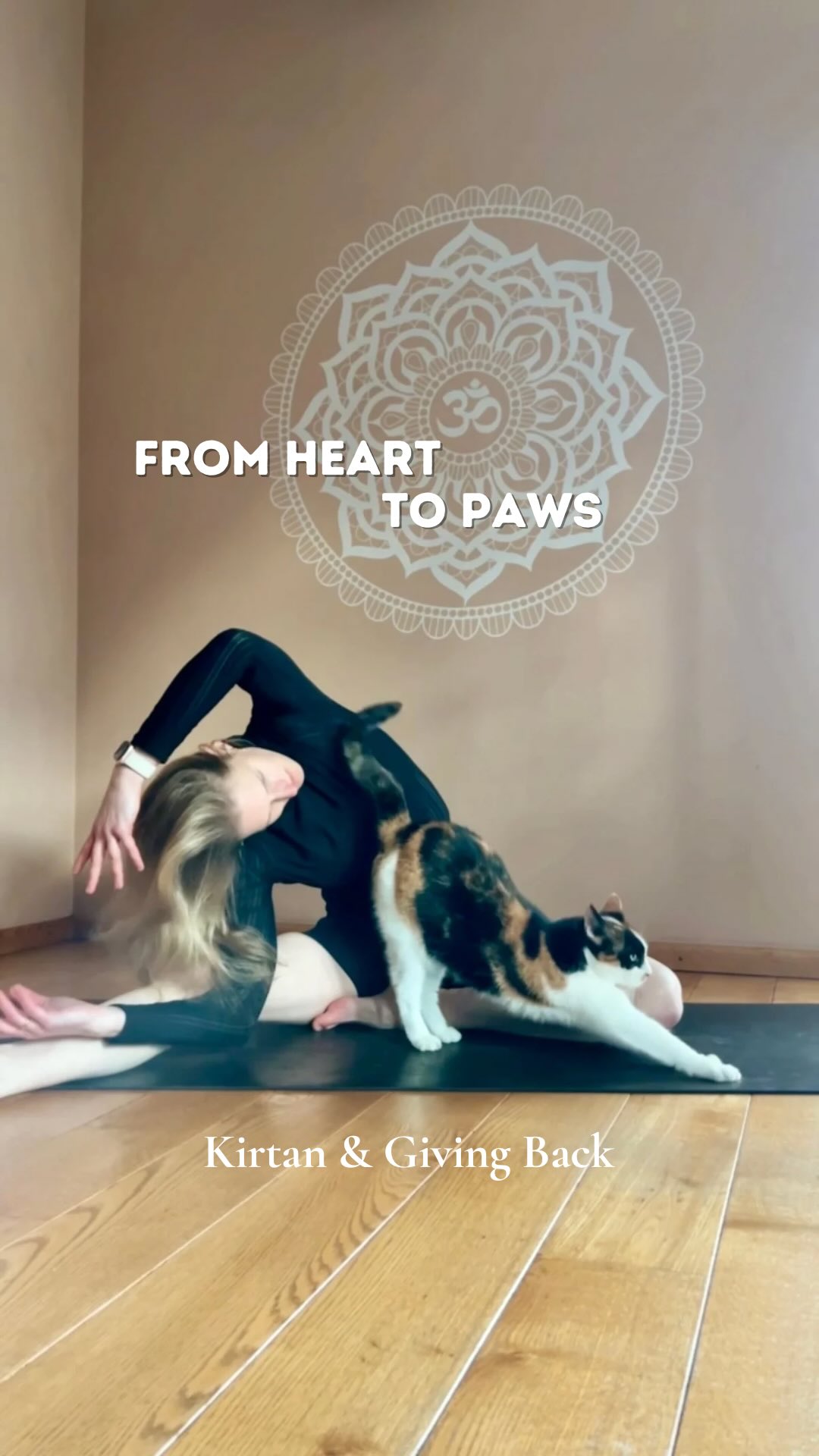 ᵂᴱᴿᴮᵁᴺᴳ Manche Veranstaltungen entstehen nicht aus einem Plan, sondern aus einem Gefühl. “Heart to Paws” ist genau so eine.
Es ist meine erste Kirtan-Veranstaltung (als solches, im Rahmen einer Yogastunde spiele ich regelmäßig das Harmonium) – und vielleicht gerade deshalb etwas ganz Besonderes für mich. Wir singen Mantras, nicht um „schön“ zu singen, sondern um uns dem Klang hinzugeben. Du musst nichts können, nichts leisten. Du darfst auch einfach zuhören, spüren, da sein.
Nach dem Kirtan gibt es einen kleinen Schenktisch mit Yogaprops, Büchern und Kleidung, die ich weitergeben möchte. Jede*r darf geben, was sich stimmig anfühlt – ganz ohne Erwartung. Auch 5 € zählen. Alle Spenden gehen vollständig an das @tierheimoldenburg.
Wenn du Lust hast auf:
– gemeinsames Singen aus dem Herzen
– einen ruhigen, warmen Raum
– Zeit mit einer lieben Gruppe
– und darauf, Tieren etwas Gutes zu tun
…dann bist du hier genau richtig. 🤍
Es sind noch 3 Plätze frei.
Zur Anmeldung schreibe mir per E-Mail an mail@svenjaborchersyoga.de. ✨🙏🏼
#kirtan #spendenyoga #füreinengutenzweck #verbindung #oldenburg