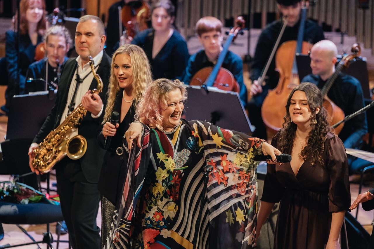 Loved the HUGE big b-day party by Renārs Lācis!!! 🎉
Sometimes, to really celebrate, you have to call in a symphony orchestra, a big band, and the coolest musicians—and make it a true big bang 💥
Happy birthday! You deserve all the good things 🪐💖
Met so many amazing people on this trip. Arigato! 🙏✨
@lacisrenars ☄️
Special shout out to singazzzz!!!! 🚀🥳 @ancejankovska @rebekareke @undinerolava @elm.laura @denisa.darzniece @gerdatimrota @annawibe 🙏🫶🏻… great 🇱🇻 voices 💖
Also enjoyed singing beautiful peace by @rick_feds - 🚀🪐