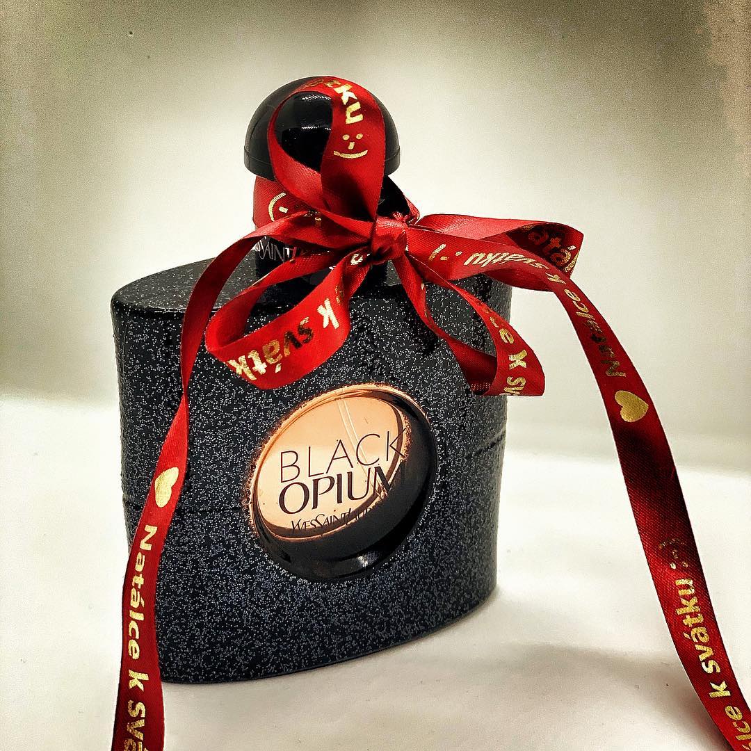 Parfémy určitě darujete často 🙋♀️🙋♂️Přidejte navíc elegantní saténovou stuhu s vlastním textem a buďte originální..👌 Zkrátka ... Řekni to stuhou... ☺️ #reknitostuhou #daruj #parfem #vonavka #parfumerie #parfums #diorparfums #douglas #darek #originalnidarek #svatek #narozeniny #vyroci #jentak #stuha #stuzka