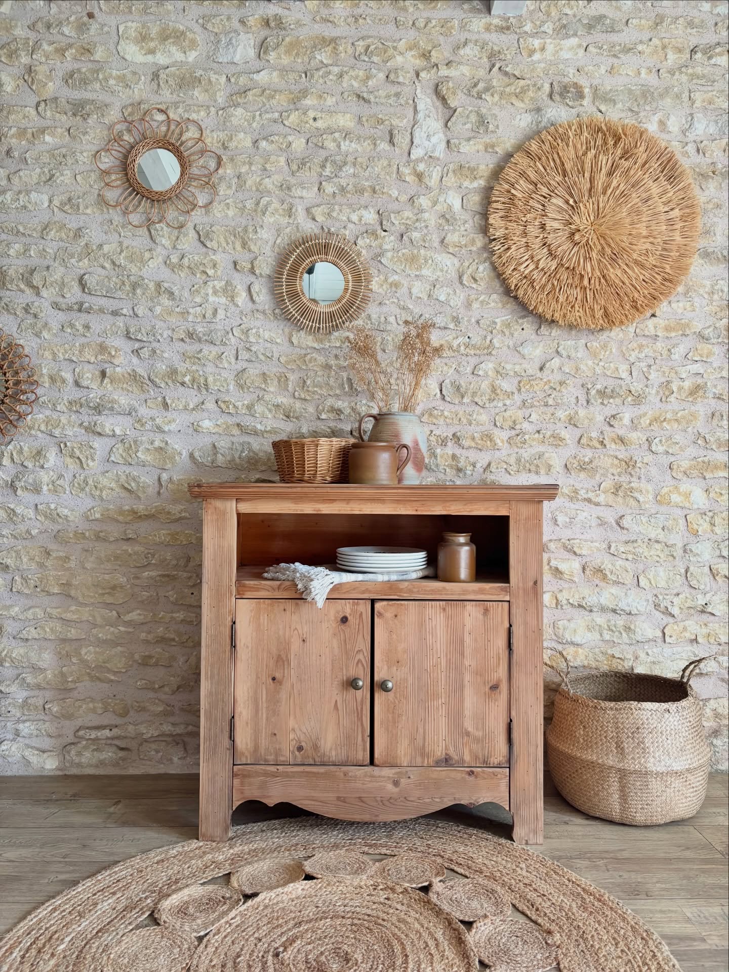 Vendu ❌Germain est dispo 🤎
Simple et efficace. Il a été poncé, traité, teinté, son plateau verniset j’y ai ajouté deux jolis poignées.
Longueur : 88cm
Hauteur : 86cm
Profondeur: 48cm
📦 Retrait au showroom « Chez Louisette » gratuit au 326 AVENUE DE PARIS 79000 Niort sur les horaires d’ouvertures (lundi et vendredi de 12h00 à 18h30 et le samedi de 10h00 à 18h30). Merci de nous indiquer la date et l’heure du retrait et de vous organiser concernant la manutention.
🚚Livraison possible dans les 60km avec supplément.
