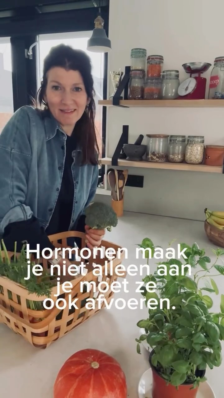 Spruitjes en broccoli lijken simpele groenten,
maar rond je 35e spelen ze een belangrijke rol 🥦 Daarom zet ik ze regelmatig op het menu.
In de (peri)menopauze schommelt oestrogeen vaker.
Je lever moet dan harder werken om gebruikte hormonen af te voeren.
Als dat niet soepel loopt, kun je merken dat je:
– sneller last hebt van stemmingswisselingen
– gevoelige borsten krijgt
– een opgeblazen buik ervaart
– heftigere of onregelmatige menstruaties hebt
Kruisbloemige groenten ondersteunen dit natuurlijke opruimproces.
Daarom kies ik ze bewust, klein maar krachtig voor je hormonen.
✨ Tip: licht stomen of bakken maakt ze zachter voor je darmen.
👉 In mijn Happy Hormones traject leer je hoe voeding, leefstijl en je cyclus samenwerken om meer rust, energie en balans te creëren.
👉 Binnenkort deel ik meer over een nieuwe ronde Happy Hormones.