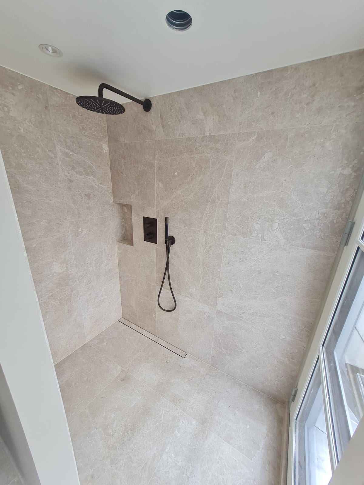 Drömmer du om ett nytt badrum?
Hos Öresunds Byggentreprenad AB hjälper vi dig att hitta lösningar som passar just din vision – oavsett stil och plattor.
www.oresundsbyggentreprenad.se
#byggmalmö #renovering #renoveringmalmö #hantverkare #nordiskhem #nordichome #interiordesign #nordicstyle #nybyggnation #byggahus #bygganytt