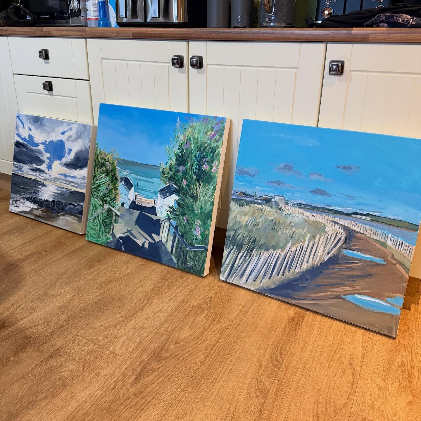 Figuring out prints for my exhibition! ✨ what do you think? Three of my fave Felixstowe paintings
#suffolkart #suffolkartist #felixstowe