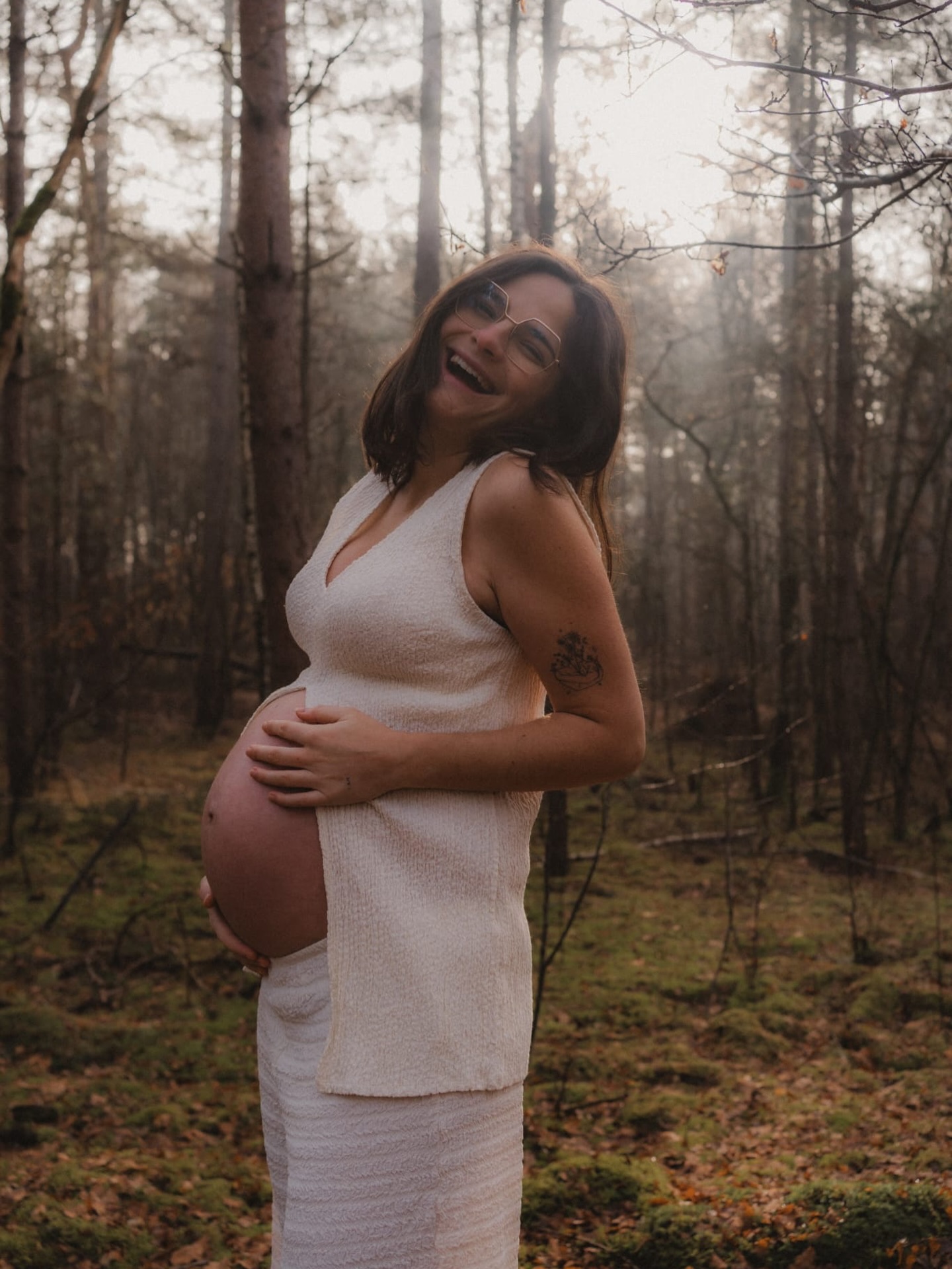 VERLOF 🤰🏻
Intussen zijn we over de 38 weken en merk ik hoe ik steeds meer nood heb om in mijn eigen bubbel te kruipen. Tijd voor mezelf en om extra te genieten van de laatste uren/dagen/weken met ons tweetjes en ons muppie in mijn buik 🥰
Daarnaast voel ik ook ongelofelijk veel dankbaarheid en geluk! Ik geniet van alles wat zo mooi is gaan stromen de laatste maanden: in mezelf, onze relatie, mijn praktijk, de sessies die ik heb mogen geven en in alle ideeën die al borrelen voor als ik weer van start ga. 🤭
Ik zie nu ook hoeveel energie ik haal uit mijn sessies en hoe er nu soms wat verveling opkomt. Een echte uitnodiging om in overgave te stappen en echt te landen in die bijzondere wereld tussen zwangerschap en geboorte. 🙏🏼
Met iedere dag frambozenbladthee en dadels 🤭✨
💌 Praktisch
Wie een plekje wil reserveren voor een sessie vanaf juli
👉🏻 Stuur me een berichtje via Instagram of WhatsApp. Ik reageer zo snel als mogelijk ☺️
Dankjewel voor jullie begrip 🩷💛
📸 @hartvoorhaar_