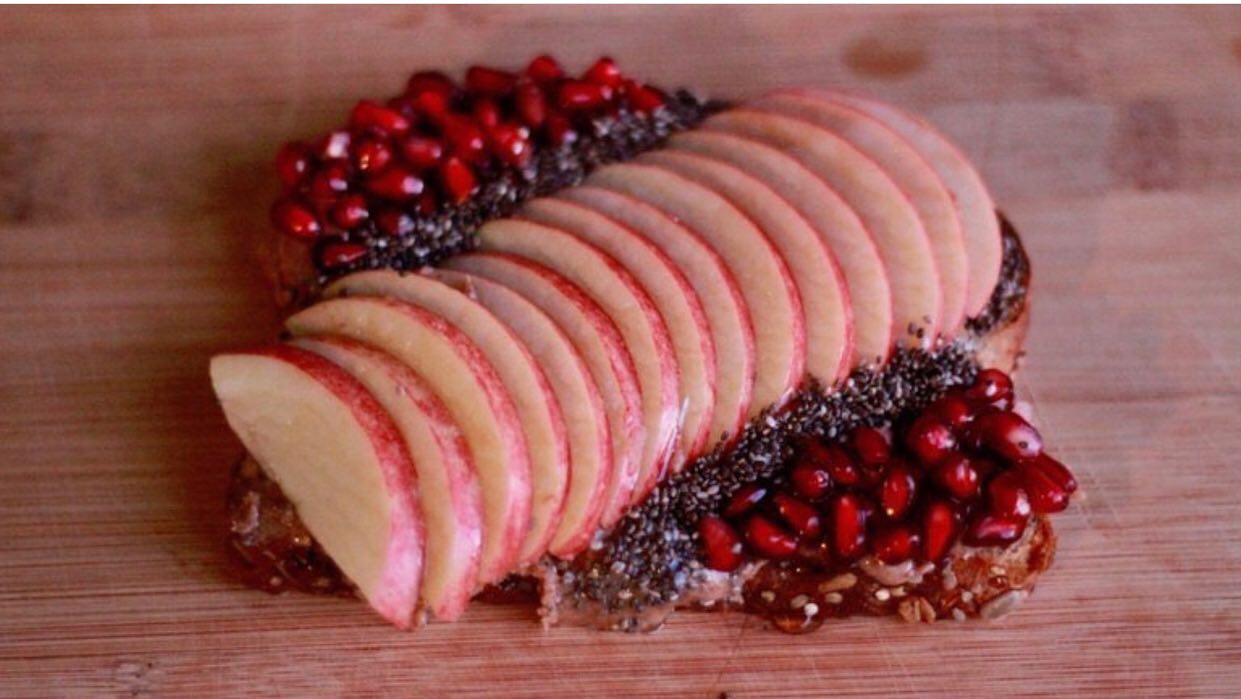 I was looking for some inspiration for toppings for my fruit toast this morning and stumbled across this masterpiece from @australianalmonds - almond butter, sliced apple and pomegranate. Yum!! ❤️❤️
.
.
.
#fruittoast #almond #almondbutter #apple breakfast #toast #pomegranate #fignutrition #health #dietitian #hobart
