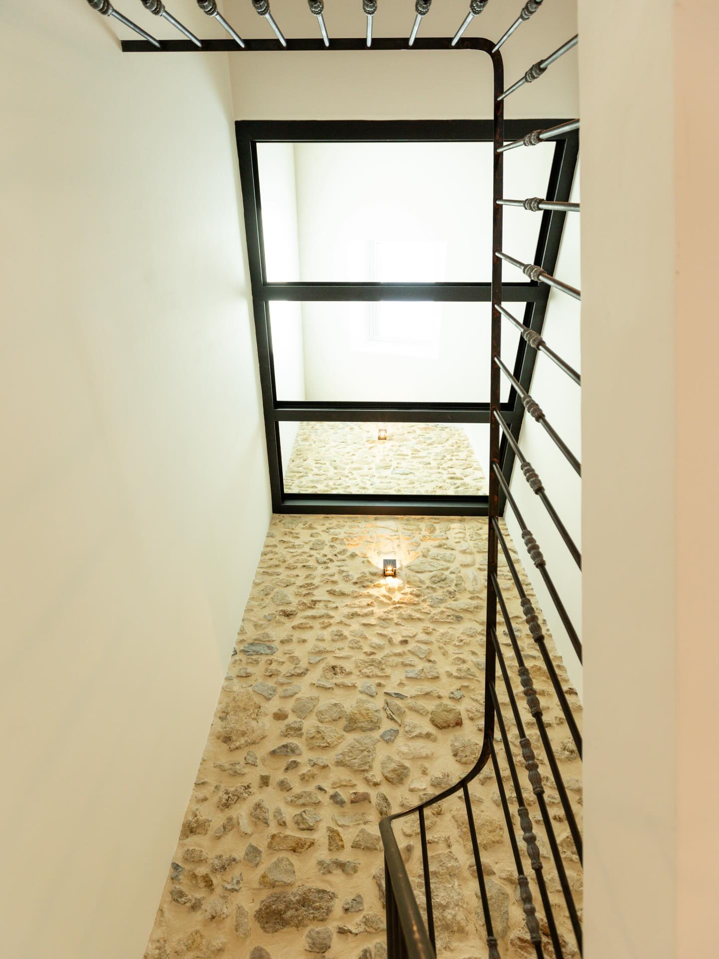 Rénovation d'une maison de village de 1820 à Eyguières.
Restauration de la montée d'escaliers en carreaux de ciments et du garde corps d'époque.
Restauration du mur en pierres d'origine.
#architecture
#design
#carreauxdeciment