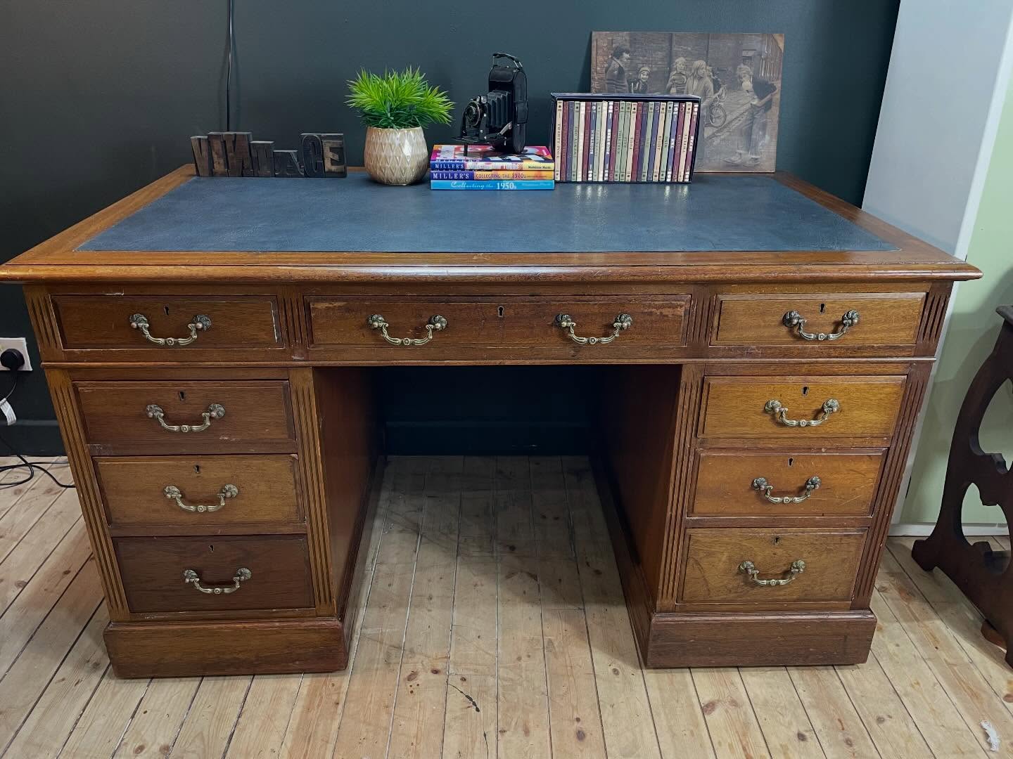 Beautiful walnut desk by Mapel & co with leather top inset and all those drawers!! ⦠9 to be exact with lovely brass handles on each. Whatās more this stunning antique splits into 3 parts for easy transport with 2 pedestal drawer units and a separate top.
Perfect for a study or home office it measures W138cm D75cm H77cm £195
#desk #antiquedesk #walnut #antiquefurniture #mapleandco