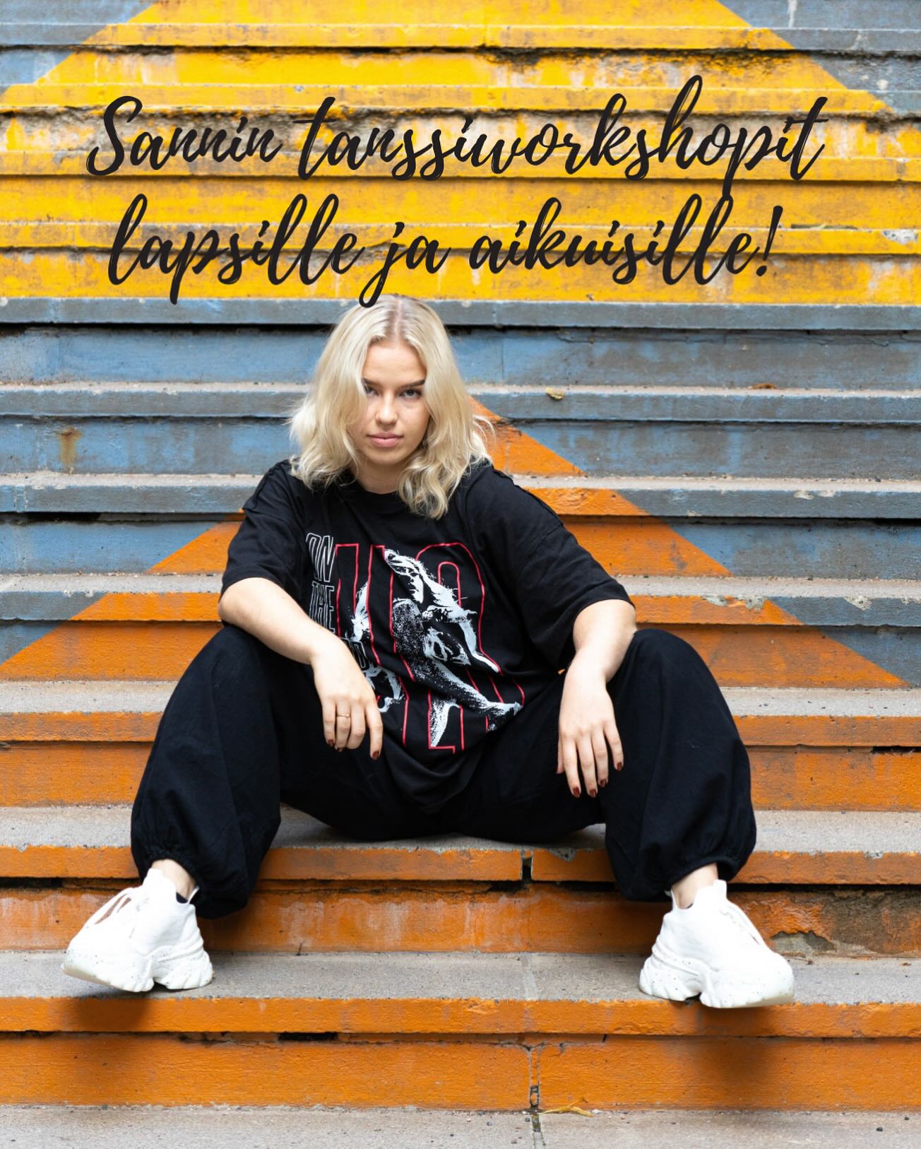 Sanni K. ( @sanni_aleksandra ) tulee pitämään Roofille tanssiworkhopeja sekä lapsille että aikuisille!
⭐️TANSSIKOREO WORSHOP LAPSILLE
pe 13.3. klo 16-17.15
Hinta 30€
Ohjaajana Sanni Korhonen
Tämä workshop keskittyy vahvasti koreografian opetteluun. Koreo-tunneilla yhdistellään opettajasta riippuen katutanssilajien sekä Jazztanssin tekniikoita. Tunnin koreografian musiikki paljastetaan hieman lähempänä.
Tunti koostuu alkulämmittelystä musiikin tahtiin sekä koreografiasta. Mukaan kannattaa ottaa varmuuden vuoksi kengät, mutta tunnilla pärjää myös ilman. Tunnin opetustahti on hidas, joten aloittelijatkin ovat tervetulleita! Tämä workshop sisältää myös hieman lattianpoikkitekniikkaa.
⭐️TANSSIKOREO WORKSHOP AIKUISILLE
pe 13.3. 17.30-19
Hinta 35€
Ohjaajana Sanni Korhonen
Tämä workshop keskittyy vahvasti koreografian opetteluun. Koreo-tunneilla yhdistellään opettajasta riippuen katutanssilajien sekä Jazztanssin tekniikoita. Tunnin koreografian musiikki paljastetaan hieman lähempänä.
Tunti koostuu alkulämmittelystä musiikin tahtiin sekä koreografiasta. Mukaan kannattaa ottaa varmuuden vuoksi kengät, mutta tunnilla pärjää myös ilman. Tunnin opetustahti on hidas, joten aloittelijatkin ovat tervetulleita!
⭐️ TANSSI LATTIATEKNIIKKA WORKSHOP AIKUISILLE
pe 13.3. 19.15-20.30
Hinta 30€
Ohjaaja Sanni Korhonen
Lattiatekniikka workshopissa pääsemme tutustumaan kehon käyttöön ja tanssillisen liikkeen luomiseen lattiatasossa. Tunnilla lämmitellään yhdessä ja tehdään lattian poikki harjoitteita sekä liikesarjoja.
Tanssimateriaali perustuu nykytanssiin sekä akrobatiaan, mutta tämä tunti parantaa valmiuksia moniin muihinkin tanssilajeihin, kuten heels-tanssiin. Tunnille kannattaa ottaa mukaan polvisuojat sekä pitkähihaiset ja -lahkeiset vaatteet. Tunnin vaikeustasoa sovelletaan osallistujien mukaan.
Ilmoittaudu mukaan Roofin app:in kautta, jonka löydät nimellä Roof Aerial Club App Storesta tai Play kaupasta. Voit käyttää myös selainversioita, joka löytyy bion linkkipuusta.
⭐️ Tervetuloa mukaan! ⭐️
#roofaerialclub #tanssiworkshop #dance