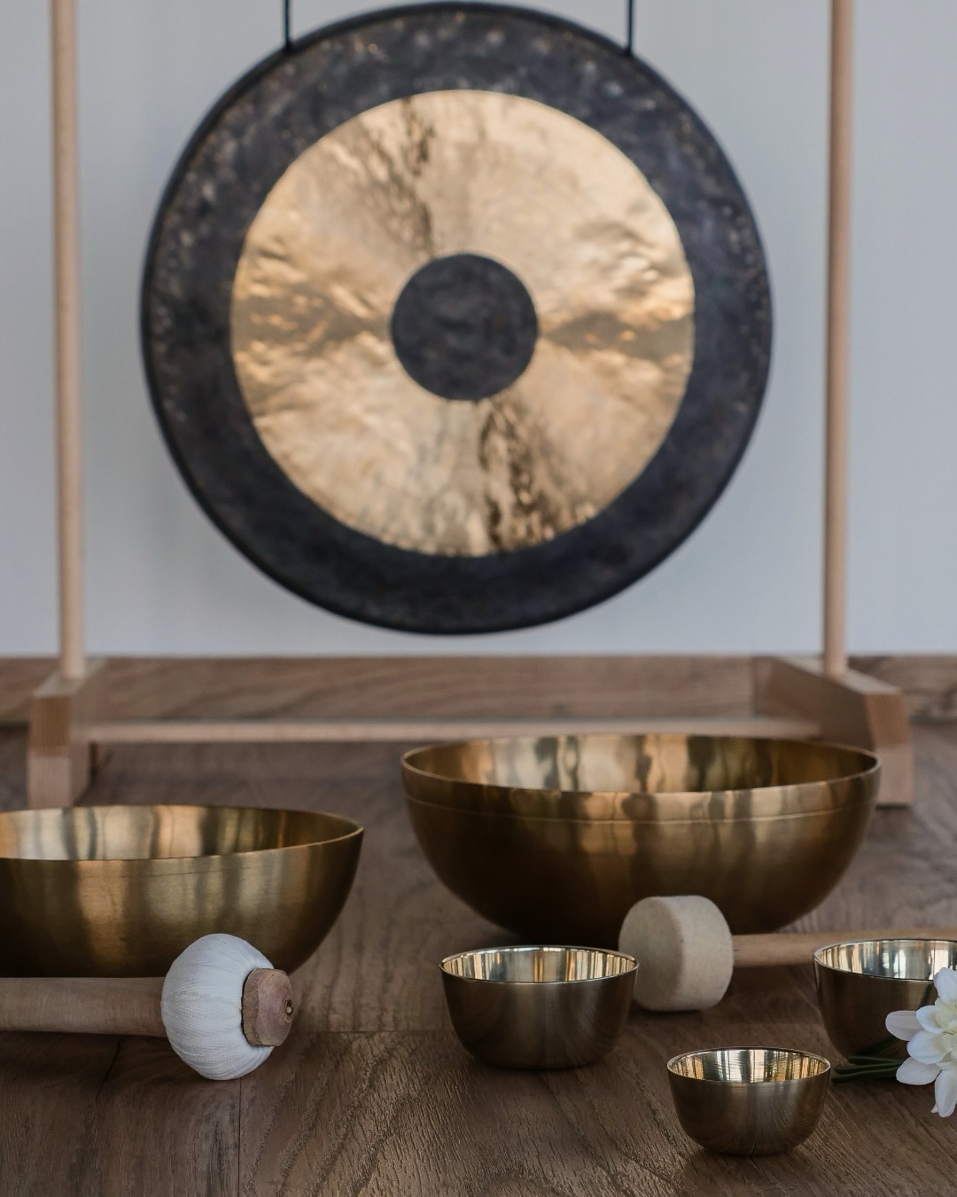 YOGA & SOUND – entspannen & wohlfühlen ✨
Am 22.02. erwartet dich mit Sylvia eine sanfte und mobilisierende Yoga-Praxis, die dich dabei unterstützt, deinen Körper bewusst wahrzunehmen, den Alltag leiser werden zu lassen und wieder ins Spüren zu kommen. Anschließend darfst du dich ganz von den Klängen in dein Savasana tragen lassen.
Tauche ein in eine Klangpause, die dich sanft zurück zu dir führt. Dabei verschmelzen Yoga und Sound zu einer Reise, die Spannungen löst und dich in einen Zustand von innerer Balance, tiefer Stille und Verbundenheit trägt.🤍
Sonntag, 22.02.26
16:00–17:30 Uhr
Studio Stadt
Das Special ist für alle Level geeignet und es sind keine Vorkenntnisse nötig!😊
Die Anmeldung erfolgt via Eversports.
#maniyogatrier #yogaandsound #yogaintrier