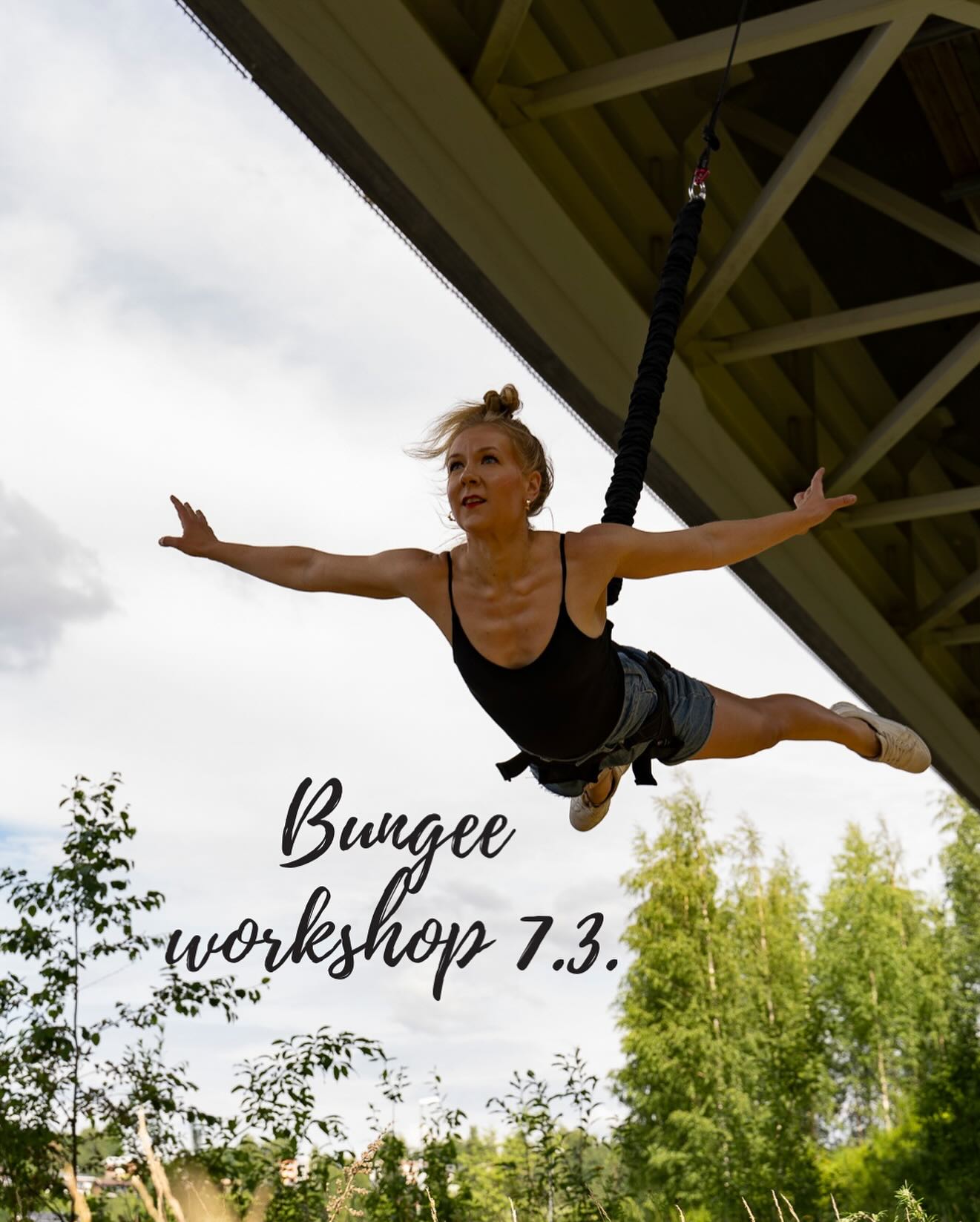 Verna Laine tulee pitämään Roofille superhauskan Bungee workshopin! 🤩
⭐️ 7.3. klo 16.30-18
Hinta 40€
Ohjaajana Verna Laine ( @laineverna )
Aerial bungee on uudenlainen liikkumismuoto valjaissa ja joustavassa bungee-köydessä. Se mahdollistaa akrobaattisten, tanssillisten sekä ilmaisullisten taitojen yhdistämisen ja kehittämisen. Etsit sitten hauskaa hikitreeniä, uusia ulottuvuuksia liikeilmaisuusi tai haluat kokeilla jotain itsellesi aivan uutta - tämä laji sopii juuri sinulle ja tuntuu lentämiseltä!
Workshopissa käydään läpi erilaisia temppuja ja liikkeitä sekä niiden yhdistelmiä. Aiempaa kokemusta ei tarvita.
Verna on näyttämötaiteen moniosaaja ja aerial bungeen aito ja alkuperäinen pioneeri Suomessa! Bungeehen ja muihin valjaspohjaisiin ilmalajeihin hän tutustui 2010 opiskellessaan Iso-Britanniassa ja on siitä alkaen pyrkinyt viemään lajeja eteenpäin niin liikunta- kuin ilmaisumuotoina. Opettajana hän kannustaa kohti kokeilemista ja uskaltamista, sekä oman kehon ääriviivojen ja tilan hahmottamisen kautta syntyviä oivalluksia ja tulkintaa.
(Vaatetus-suositus: mukavat treenivaatteet; pitkät housut ja varakerroksia mukaan reisien ja lantion alueelle. Liukuvia materiaaleja kannattaa välttää.)
Ilmoittaudu mukaan Roofin app:in kautta, jonka löydät nimellä Roof Aerial Club App Storesta tai Play kaupasta. Voit käyttää myös selainversioita, joka löytyy bion linkkipuusta.
⭐️ Tervetuloa kokeilemaan tätä hauskaa lajia! ⭐️
#roofaerialclub #aerialbungee