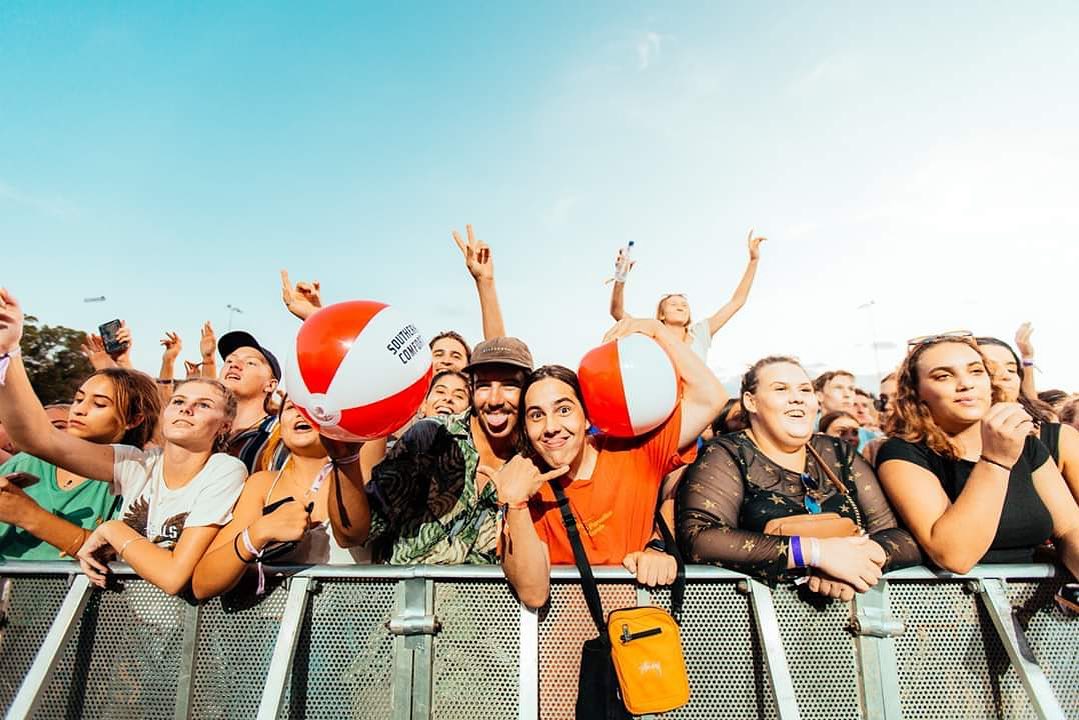 More @southerncomfortau beach balls at @thedropfestival in Noosa 🤗