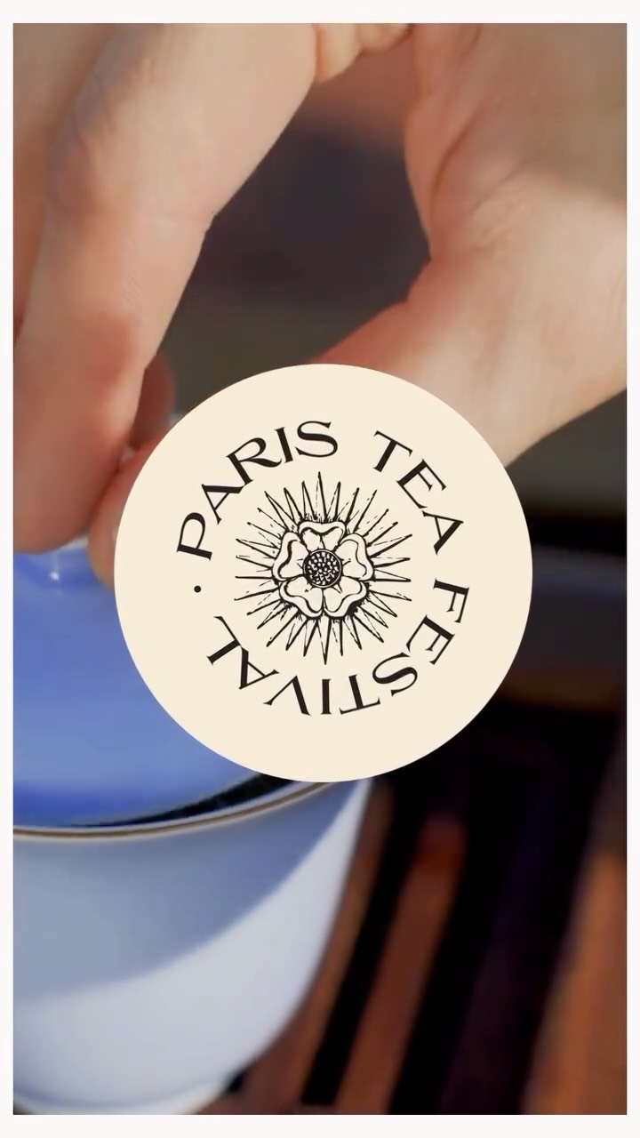 🇫🇷 Île de brume et de montagnes, Taïwan façonne des thés d’une précision remarquable.
Oolong de haute altitude, Dong Ding délicatement torréfié, Baozhong aérien, Oriental Beauty aux notes miellées… chaque tasse raconte un paysage.
Un art du geste, un art du temps, un équilibre subtil entre feuille, eau et silence.
Les 13 et 14 juin, Taïwan s’infuse au Paris Tea Festival.
🇬🇧 An island of mist and mountains, Taiwan crafts teas of remarkable precision.
High mountain oolong, gently roasted Dong Ding, airy Baozhong, honeyed Oriental Beauty… each cup tells a landscape.
An art of gesture, an art of time, a subtle balance between leaf, water and silence.
June 13–14
Taiwan infuses the Paris Tea Festival.
Étés-vous prêts ? Are you ready ?
🎟️ billetterie disponible / grab your ticket today
#TaiwanTea #ParisTeaFestival #PTFouiouioui