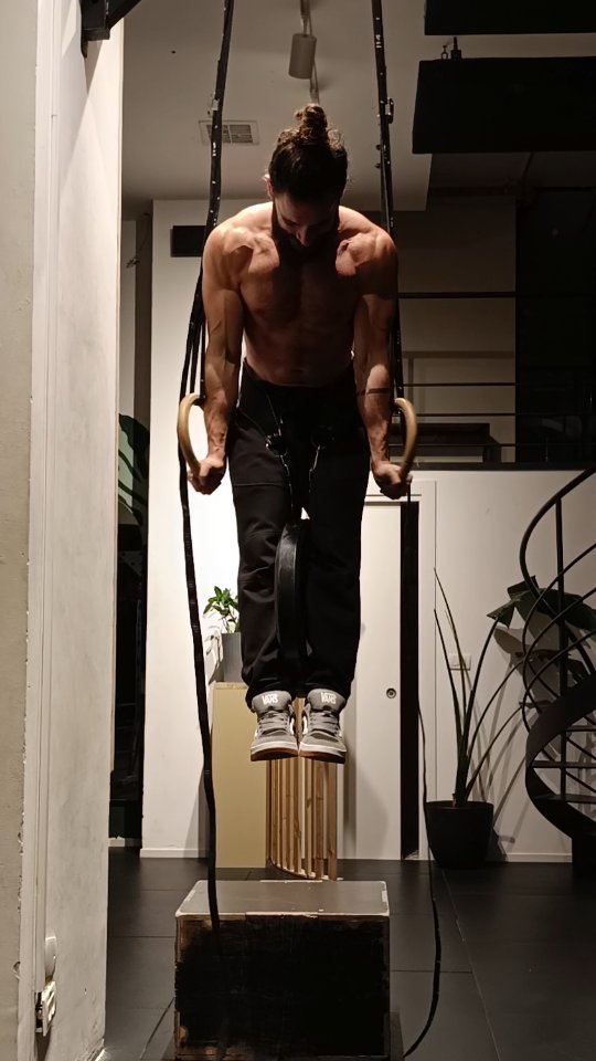 Yes, you can become an athlete after 30.
3-4 hours a week. The sky's the limit.
#after30 #athlete #bodyweighttraining #strengthtraining #personaltraining #calisthenics #handstand #flexibility #consistency #weightlifting