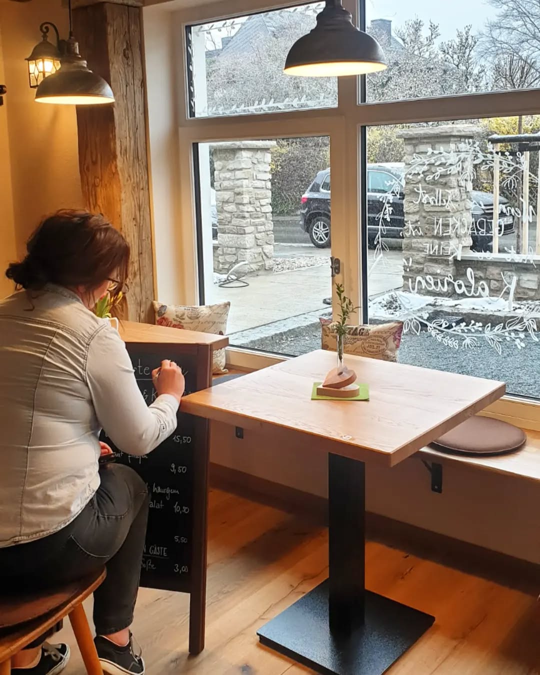 ~ WIRD ETWAS GERN UND GUT GEMACHT,
VON JEMAND' DER DIR HILFE BRINGT,
DANN IST EIN DANK SEHR ANGEBRACHT UND ZWAR EIN GROßER UNBEDINGT! ~
Heute war die liebe Ines im Haus und hat unsere Schildchen, Fenster, Türen und Tafeln freihand beschriftet und verschönert 🤗
~VIELEN LIEBEN DANK!~🌷💛
Du hast uns eine riesen Freude gemacht! 🤍
#neueröffnung #moserhof
#moserhofsteigerwald #steigerwald #wirfreuenuns #trossenfurt #oberaurach #café #bistro #pension #hassberge #unterfranken #fenster #1000dank #freunde #allehelfenzusammen