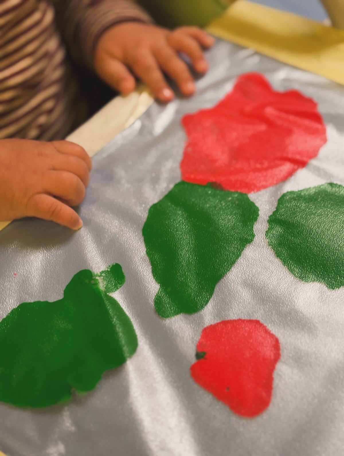 Mani piccole ma già competenti incontrano il colore 🎨
Un primo approccio sensoriale alle tempere: toccare, sentire, scoprire.
#colorialnido #artealnido #sezionelattanti #sensomotricità
#multisensorialità