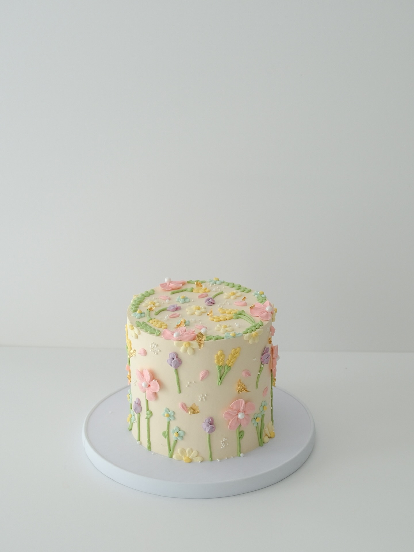 Flowers 💐
With Valentines just one more day away you could smell the freshly cut flowers getting ready to be sold by the dozens , however for me the only smell I will be smelling is cakes baking in the oven 🤣Thank you to each person who ordered with me your business means the world 🌍
What flowers are you hoping to get for Valentines ?
#flowers #cakescakescakes #onlinebakery #customisedcakes #valentinescakes