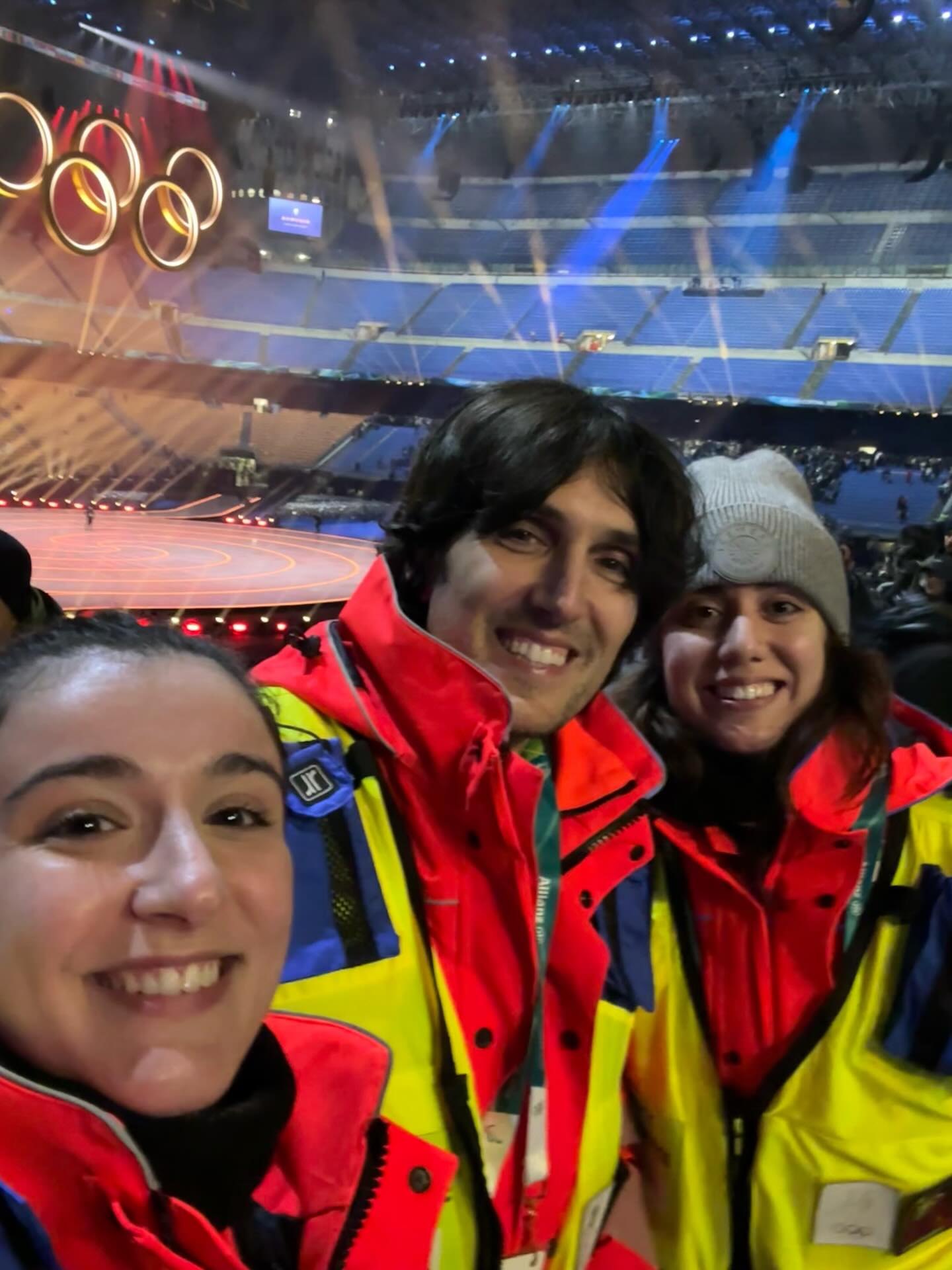 Ci sono serate che restano impresse. ✨
Venerdì sera, come Croce Amica Basiglio, abbiamo avuto l’onore di essere presenti alla Cerimonia di Apertura dei Giochi Olimpici Invernali Milano Cortina 2026, contribuendo a garantire l’assistenza sanitaria dell’evento.
I nostri volontari, Sara, Marco e Alessia, hanno svolto un servizio intenso e ricco di emozioni, possibile grazie al coordinamento di AREU e alla collaborazione con le Forze dell’Ordine e tutti gli enti coinvolti.
Essere parte della sicurezza di un evento seguito in tutto il mondo dĂ un significato profondo al nostro impegno e al valore del volontariato.
Orgogliosi di esserci stati.
🧡🚑🇮🇹