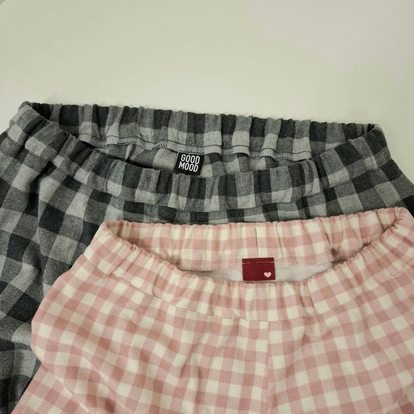 Herr Tim von @studioschnittreif
Habe gerade gesehen, dass sich noch ein paar Weihnachtsgeschenke in der Galerie versteckt haben.
Dabei möchte ich euch diese beiden Pyjamahosen nicht vorenthalten. Genäht aus Baumwollflanell für 2 Teenager.
Die werden wohl gerne getragen.
Das freut mich sehr 🫶🏻
#studioschnittreifherrtim #studioschnittreif #nähenfürteens #pyjamahose #ateliermayara