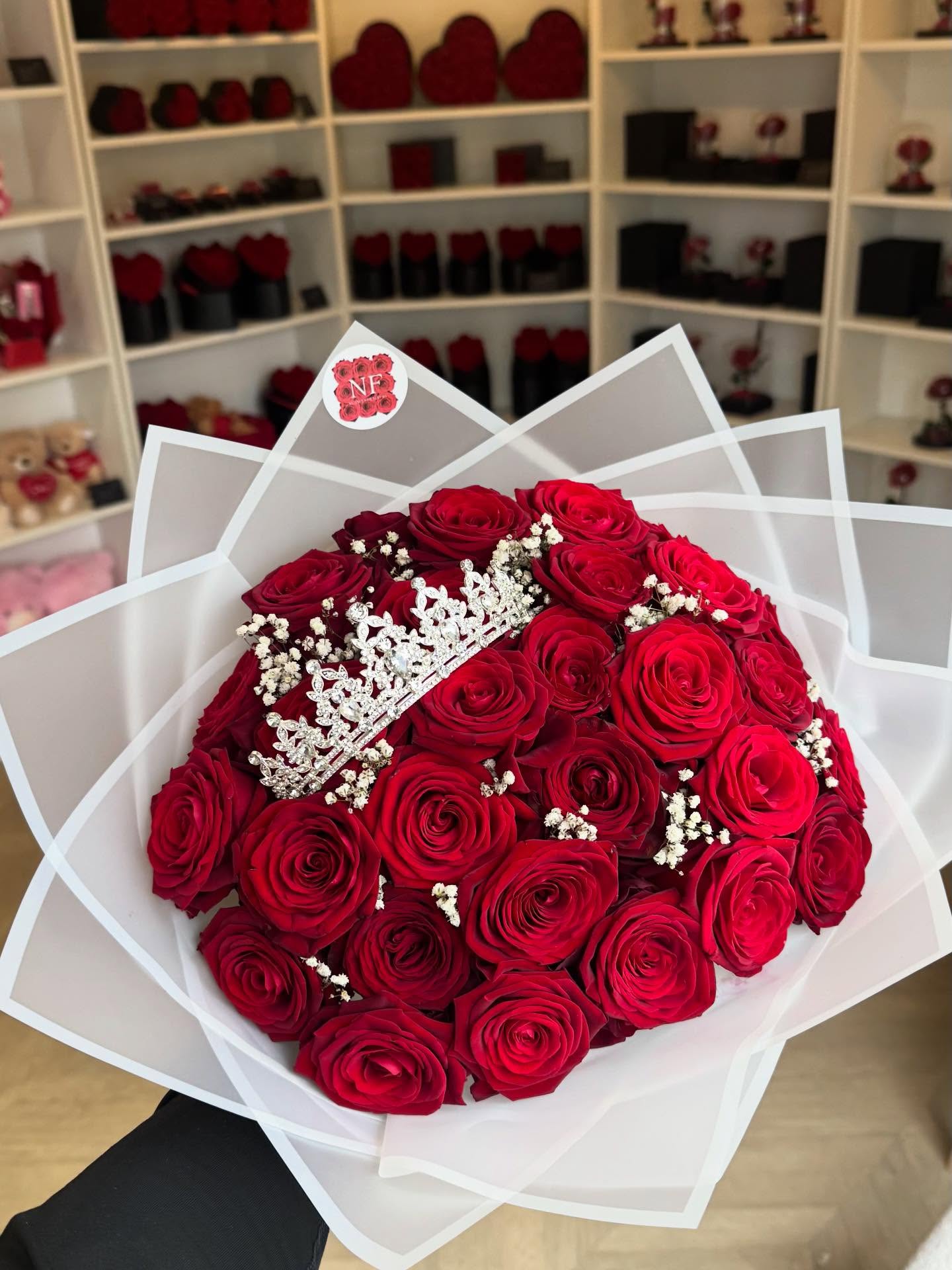 Bouquet de 30 roses + gypsophile et diadème 👑