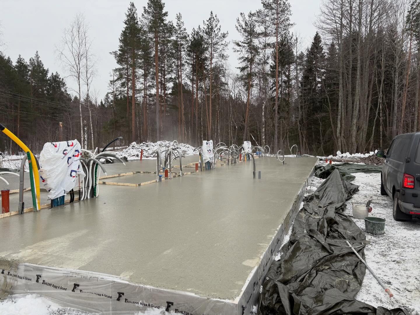 Gjutning idag i Järvsta i Gävle platta 1 av 4. Nr 2 är på G. Inte roligt att hålla på med markarbeten då det är - 20 många dagar. Suck. Vi längtar efter våren
