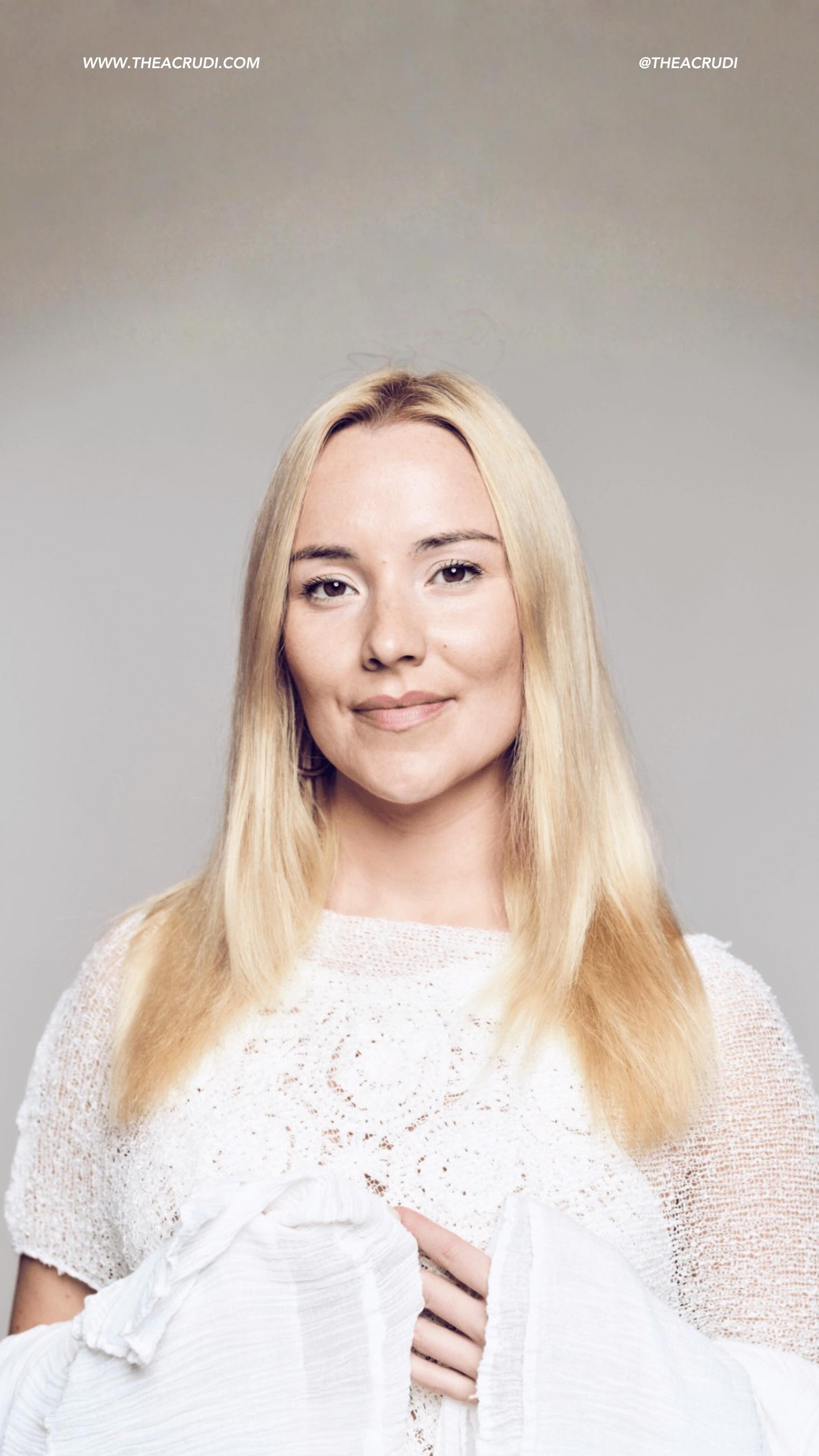 Per cambiare il mondo, dovremmo prima imparare a stare con ciò che sentiamo.
Se non esiste equità dentro di noi, sarà difficile incontrarla davvero fuori.
Se non possediamo un senso di libertà consapevole, ogni altra forma di libertà esterna rischia di essere una copia artefatta di un concetto espresso da altri, conseguenza di una mentalità collettiva assorbita passivamente.
🕊️
È allora possibile assistere sul serio a un cambiamento?
Sì, ma molto dipende dal rapporto che abbiamo instaurato negli anni con la nostra società interiore:
i nostri pensieri,
le nostre emozioni,
ma anche tutto ciò che reprimiamo,
controlliamo o giudichiamo 🙏🏻
Solo attraversando questo spazio interno
possiamo smettere di riprodurre all’esterno le stesse rigidità che alimentiamo dentro.
🌎 È da qui che nasce una società viva, non fittizia, non basata sull’apparenza o sul potere che diamo al giudizio altrui.
Tu cosa ne pensi?
🎥 Il video completo è ora disponibile su YT.
Puoi vederlo digitando sul mio canale: “L’importanza di piangere” ✨
#società #cambiamento #paradigmi #migliorareilmondo #crescitapersonale