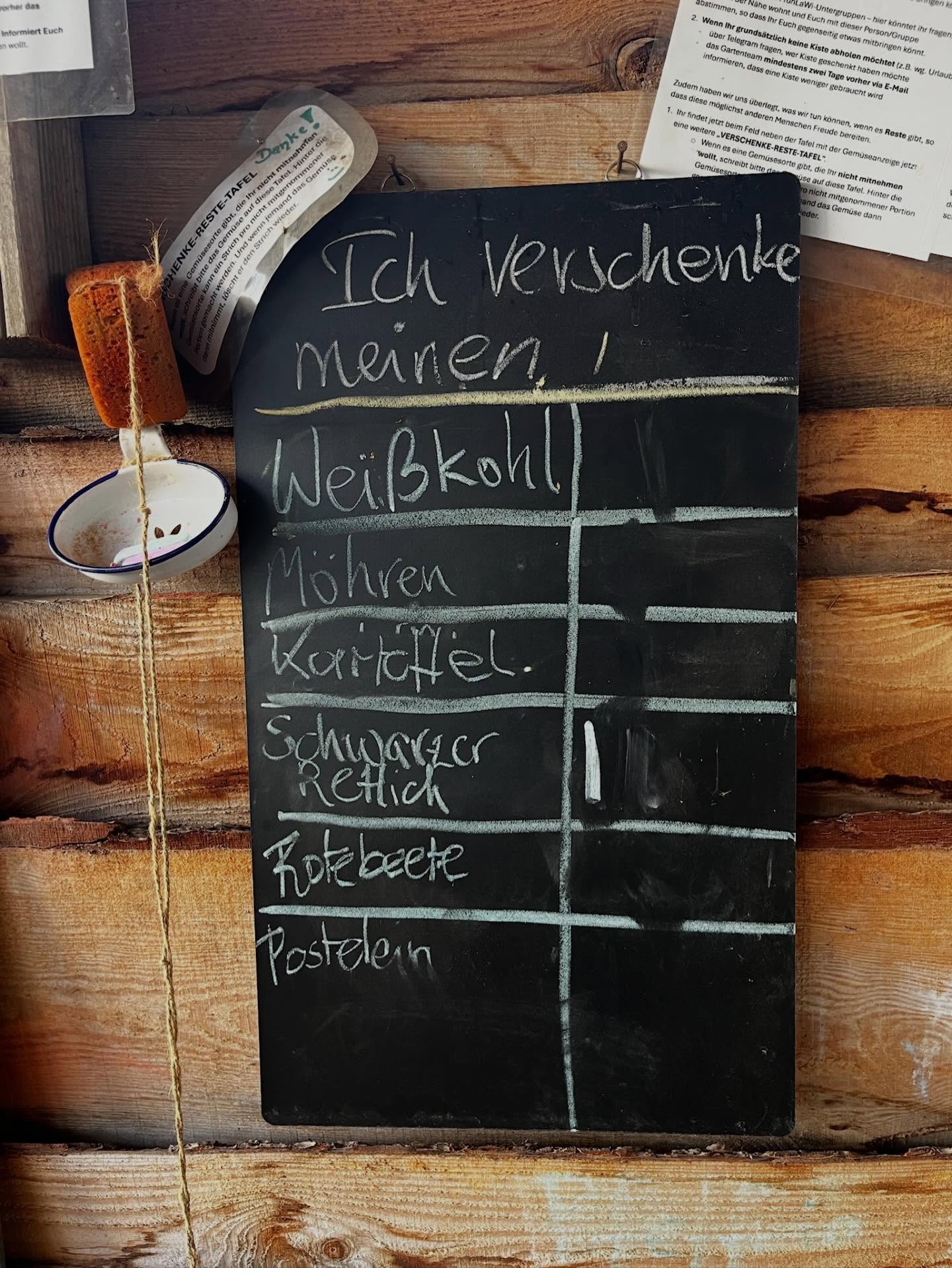 Zero Waste by FrohLaWi: Damit von manchen nicht so sehr geliebtes Gemüse nicht auf dem Kompost landet, haben wir unsere Verschenke-Tafel. #solawi #zerowaste #frohnau #gemüsekiste #frischvomfeld