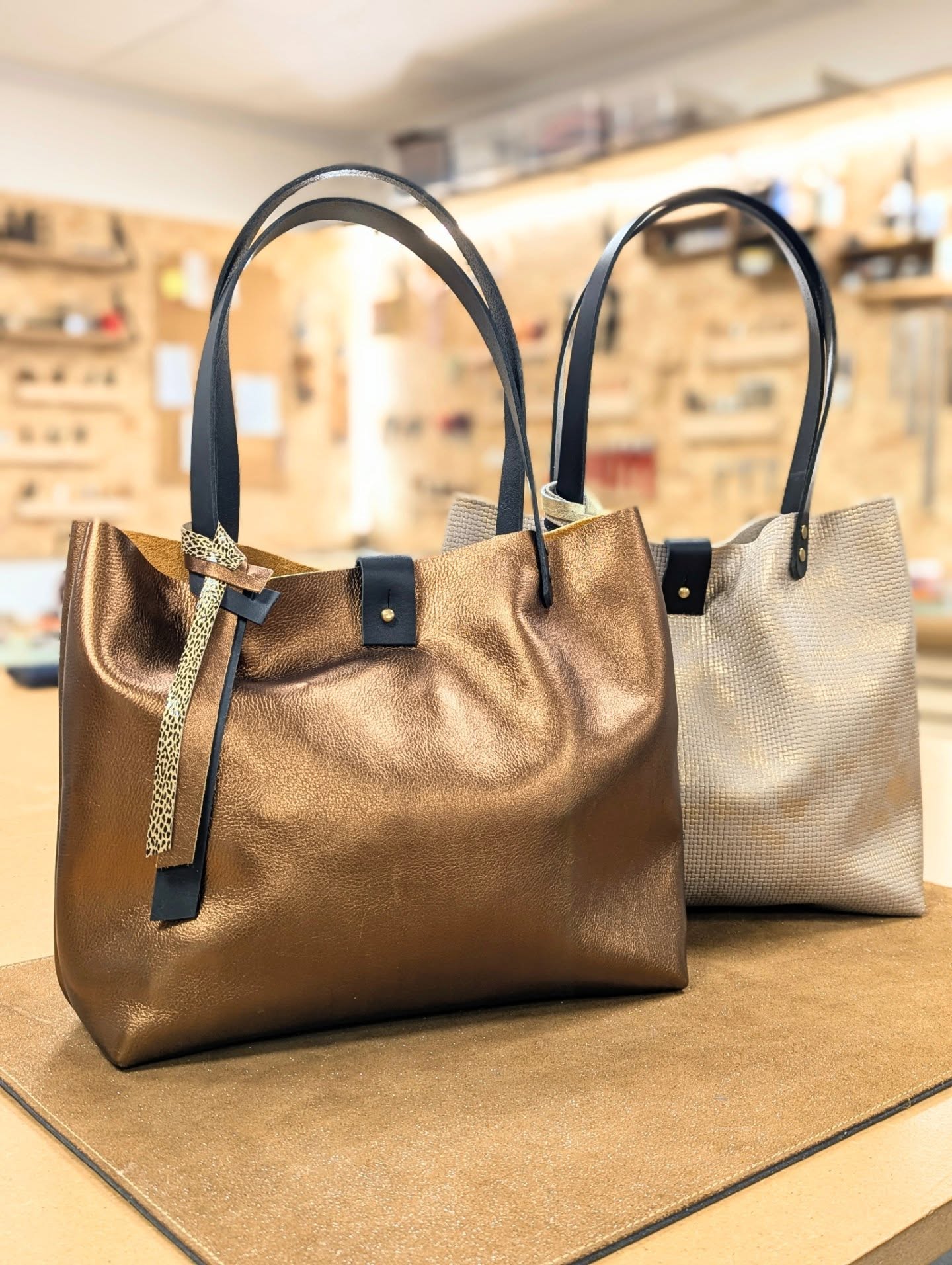 ✨ Enfin quelques photos des ateliers de janvier… ✨
Une belle reprise :
des ateliers partagés avec vous,
de nouvelles créations,
et aussi de jolies fabrications sur mesure.
Le programme était bien chargé, et j’ai choisi de privilégier l'essentiel :
les temps partagés ensemble à l’atelier.
👜 Je vous laisse découvrir en images la fabrication de ces magnifiques cabas.
Chaque pièce est unique,
parce que chaque personne l’est aussi.
Et c’est ce qui rend ces moments si riches 🤍
Bravo les filles et surtout MERCI pour votre confiance, vos sourires et votre créativité...
Et vous, quelle création aimeriez-vous tester à l’atelier cette année ?
Je suis curieuse de vous lire.
Marion
#saccuir
#maroquinerie
#ateliermaroquinerie