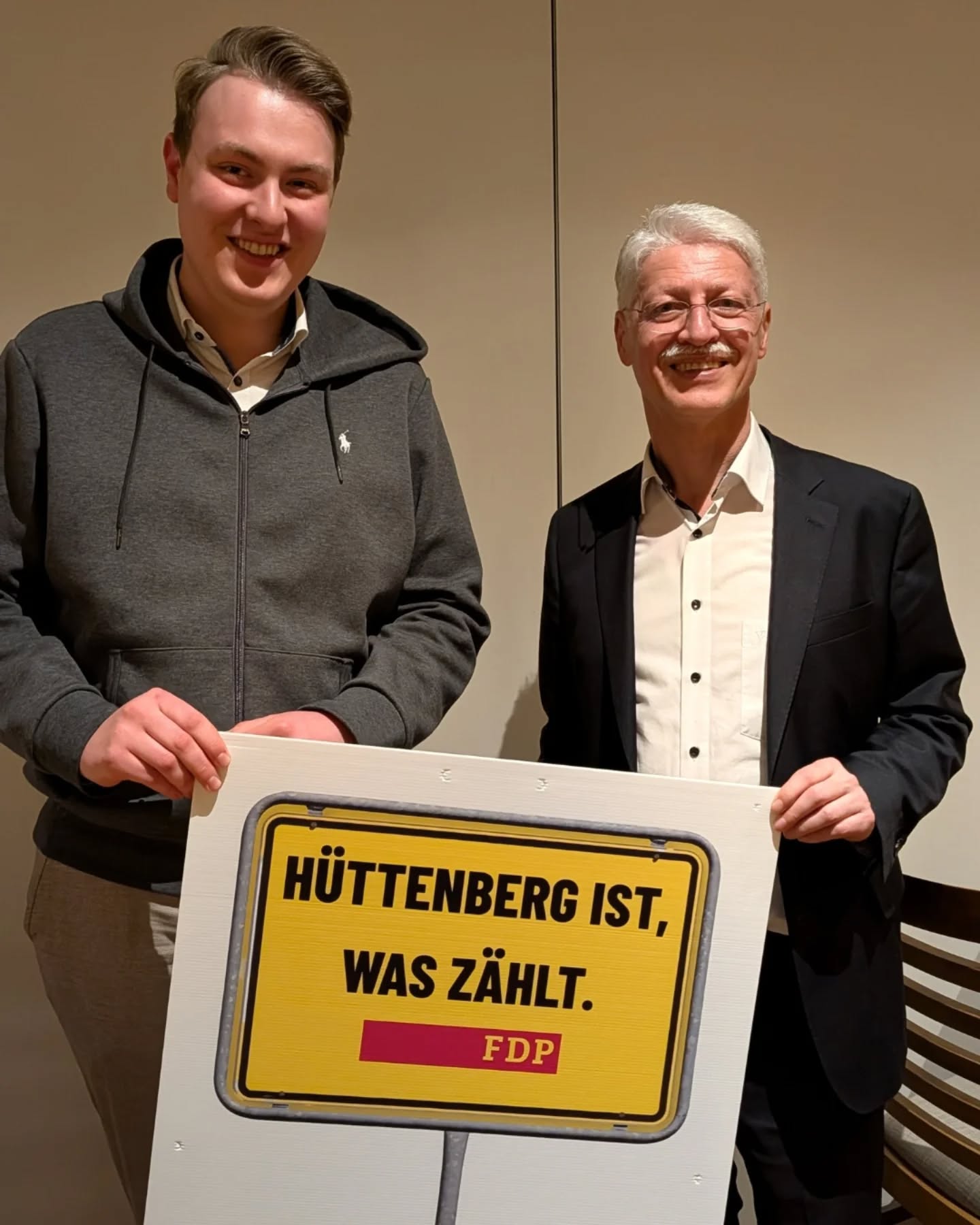 Nach der Mitgliederversammlung gemeinsam mit Matthias Büger ins Gespräch gekommen und ein Bild gemacht.
Motiviert starten wir in den Wahlkampf.
#fdpwählen #fdp