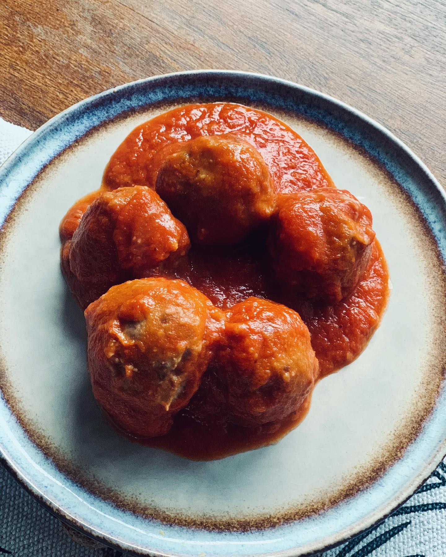 POLPETTE DI LEGUMI AL SUGO! You must try them even if you’re not vegan 😋
FOR THE BEANBALLS
1 can red kidney beans, drained
1 can chickpeas, drained
5 leaves basil
2 tsp salt
1 tbsp olive oil
1 cloves garlic
2 tbsp fine oatmeal or breadcrumb
FOR THE PASSATA:
600g passata
1 tsp olive oil
1 garlic clove
2 tsp salt
Chilli powder
Step 1: Prepare the tomato sauce in a pan with the garlic, salt, and fresh basil leaves. You need a good quality passata 🍅 🌿
Step 2: In a food processor, blend drained chickpeas and kidney beans with salt, oatmeal or breadcrumbs, basil leaves, and olive oil. Mix until you get a smooth and thick consistency.
Step 3: Form the mixture into around 15 small balls and let them rest in the fridge for 30 minutes.
Step 4: Once the sauce is ready, add the veggie balls and let them simmer for 10 minutes.
Enjoy your delicious and healthy veggie balls!
#polpette #vegan #veganmeatballs #delisciousfood #healthy #healthyfood #balancediet #healthyeating #healthylifestyle #healthyrecipes #simplerecipe #nutricion #nutritionists #nourishfood #foodforlife #foodforfuel #foodforfoodie #foodlover #foodlover #foodismedicine #foodisfuel #goalsetting #loveyourself #healthisyourwealth #foodchoices #foodprep #healthyrecipeshare