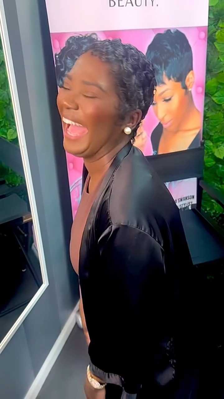 The main thing about committing to a big chop when you’ve never had one is imagining what you’ll look like once all your hair has been cut off. ⚔️⚔️
But the minute you catch that vision, all the panic wears off.
After that, it’s all smiles. 🤍🤍
🚨🎶”Deep End” by Lonzo: available on all platforms!🎶🚨
Book appts Www.TrueStylist.com