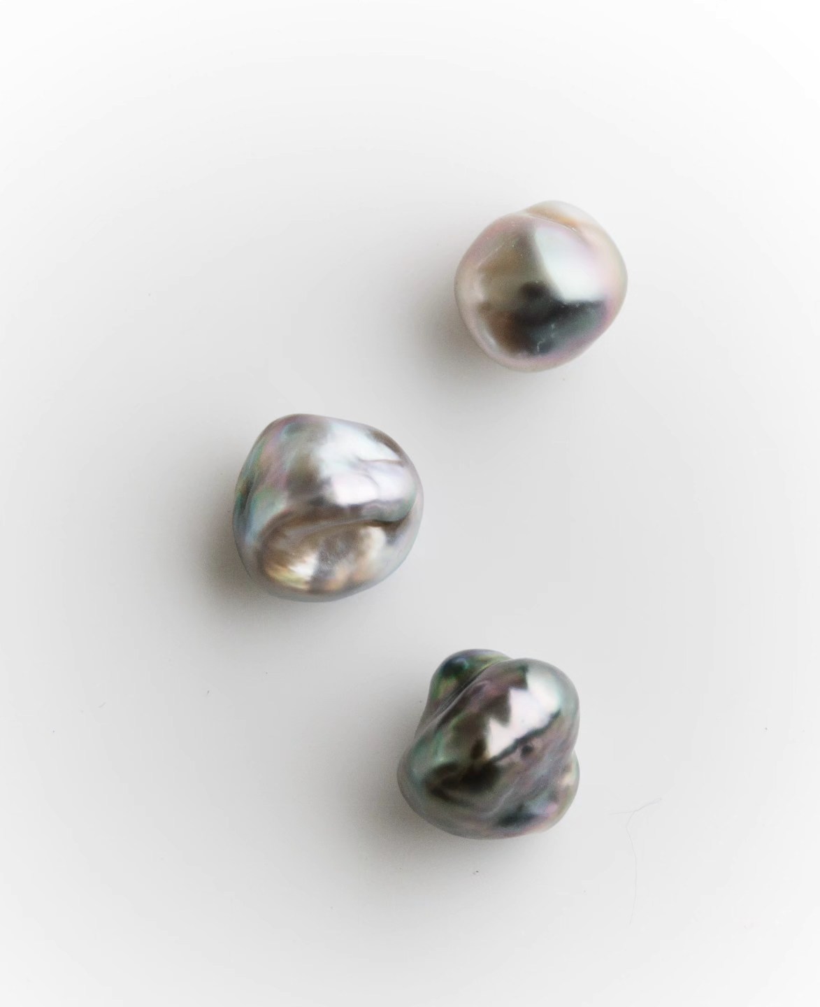 _
_ If there's such a thing as a pearl teaser, this is it! _
Who can resist these? I can't!
If you can see yourself wearing a custom-designed piece with one of these pearls, feel free to DM me.
Disclaimer: These Cook Island keshis are part of my personal collection and are not for sale.
#keshi
#keshipearl #cookislandspearls #customjewelry #highendjewelry #jewelrydesigner #pearljewelry #tahitianpearls