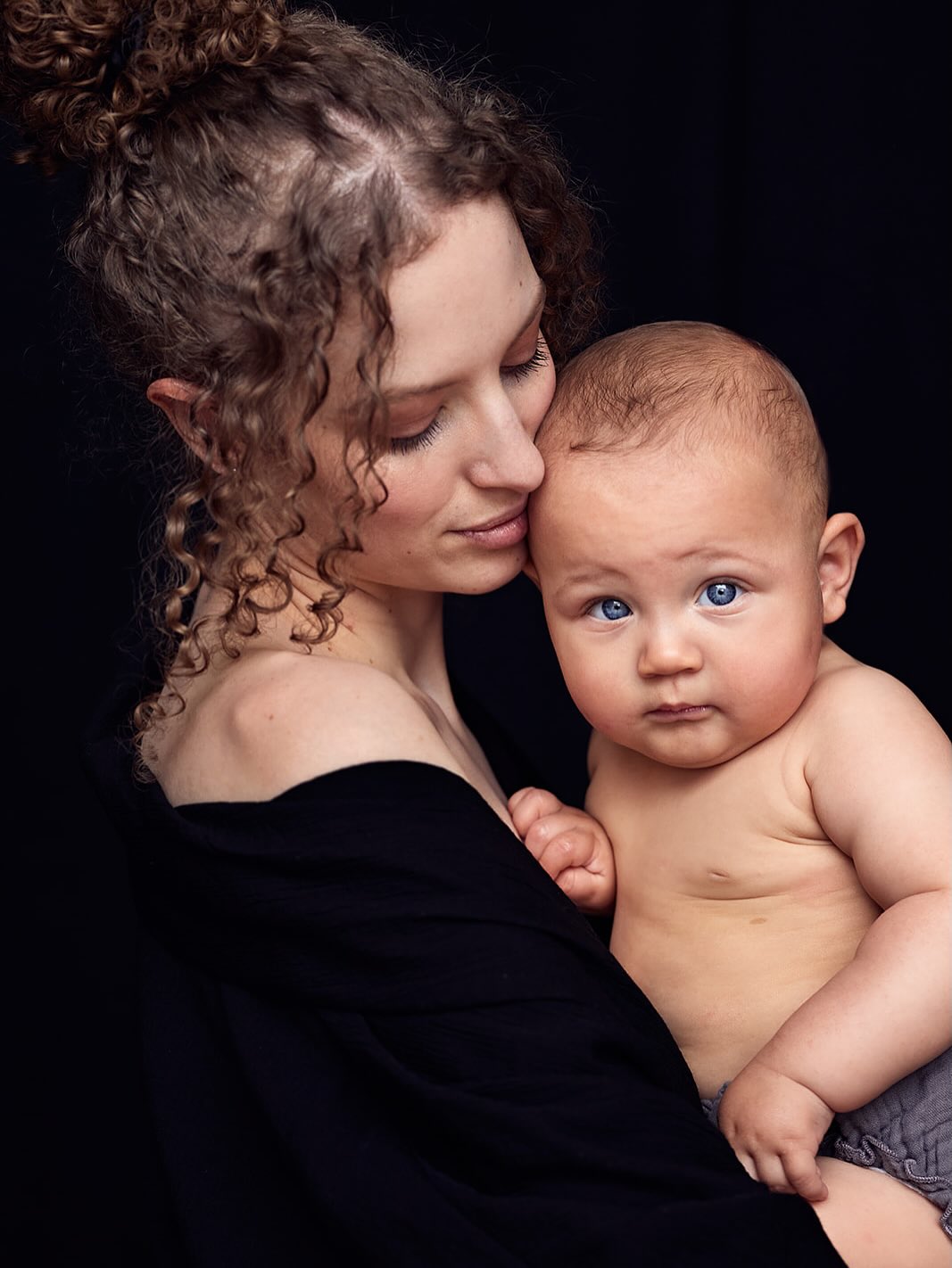 Mommy and me portretjes zooo waardevol om te hebben✨en vaak besef je dat pas achteraf #timeflies geloof mij.
Het eerste levensjaar van je kindje is er eentje waarin er zoveel verandert. Een goed moment voor foto’s te laten nemen is wanneer je kindje zijn/haar hoofdje zelfstandig kan recht houden. Vanaf dan zijn er ook mooie interacties tussen jullie twee die we kunnen vastleggen ♥️
#mommandmy #portretfotograaf #babyboy #mommyandmephotoshoot #leuven #fotograafleuven