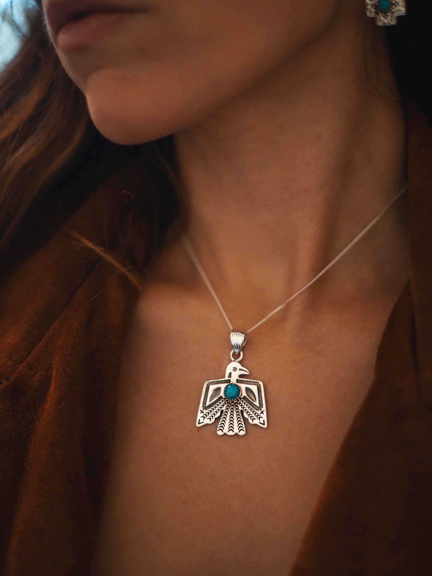Le Thunderbird 🦅
Il est le gardien du ciel.
Celui qui appelle l’orage, qui protège, qui donne la force d’avancer même quand le vent se lève.
Un symbole de puissance, oui.
Mais surtout de liberté 🪶
Adopter ce motif c’est reconnaître en soi cette part indomptable.
Ce besoin d’espace.
Cette envie d’horizons vastes, de routes infinies, de vie intense.
Chez Sonora, on a voulu capturer cette énergie.
Un collier en argent 925, sculpté avec caractère, traversé par la profondeur vibrante d’une turquoise naturelle.
La pierre du ciel et de la protection.
Le métal de la force et de la pureté.
Ce collier n’est pas là pour suivre les tendances.
Il est là pour rassembler celles et ceux qui se sentent appelés par le large.
Ceux qui savent que la liberté n’est pas un lieu mais une façon d’être.
#thunderbird #collierfemme #westernjewelry