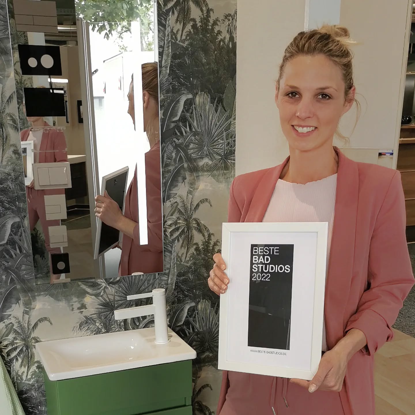 Auch im Jahr 2022 gehören wir zum elitären Kreis der besten Badstudios in unserem Land. ✨🏅
Wir bedanken uns für die Auszeichnung unserer liebevoll gestalteten Badausstellung, auf welche wir genauso stolz sind wie auf all unsere Mitarbeiter im Haus. 👍
Denn eins ist klar: Nur gemeinsam sind Anerkennungen wie diese, welche unsere alltäglichen Bemühungen so positiv bewerten, zu erreichen. 💪
Danke! Danke! Danke!
.
#gittfried #karlsfeld #ausstellung #baddesign #bestebadstudios #auszeichnung #anerkennung