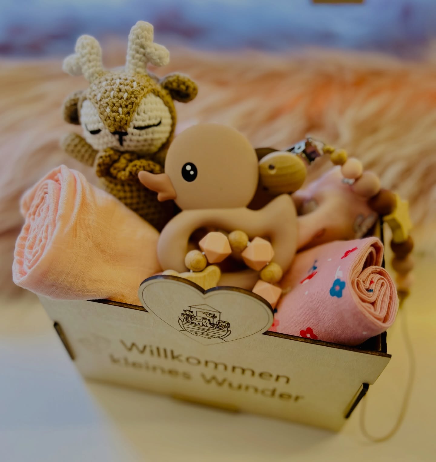 NEU IM Sortiment! Babybox 👶 Falls es mal doch schneller geht als geplant🥰🤩 Unsere süssen Holzkisten gefüllt mit Nuschi, Loop, Dreieckstuch, süssem Häkeltierchen, Nuggiketteli und Breissring. Das ideale Starterpaket als kleines #Mitbringsel. Hast Du einen anderen Wunsch zum Inhalt? Komm vorbei oder melde Dich gerne und wir stellen Dir die Kiste nach Wunsch zusammen. #geburtsgeschenk #babyglück #geschenksidee #handgemacht