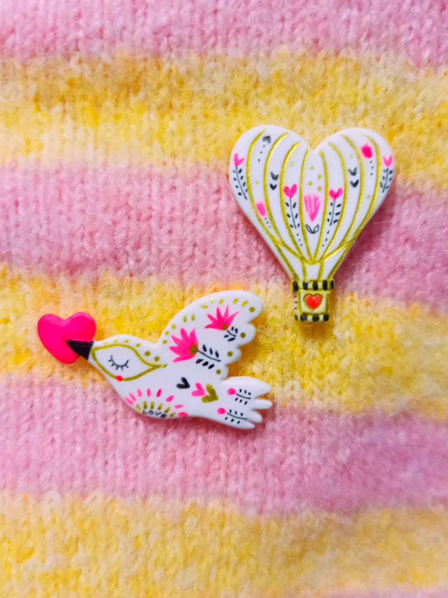 Ce soir je suis en solo, pas de repas aux chandelles, mais je suis remplie d'amour car je fais quelque chose que j'adore!
Ma soirée sera consacrée à peindre de nouvelles pièces que j'ai modelées, qui me font plaisir et qui feront sûrement l'objet d'une petite vente flash au mois de mars ;)
°°°
Bonne soirée aux solos, aux duos, aux trios ou que sais-je 😉 Vive l'amour sous toutes ses formes y compris le "self love" qui demande un travail de tous les jours... 😅
°°°
#broche #faitmain #clay #art #love